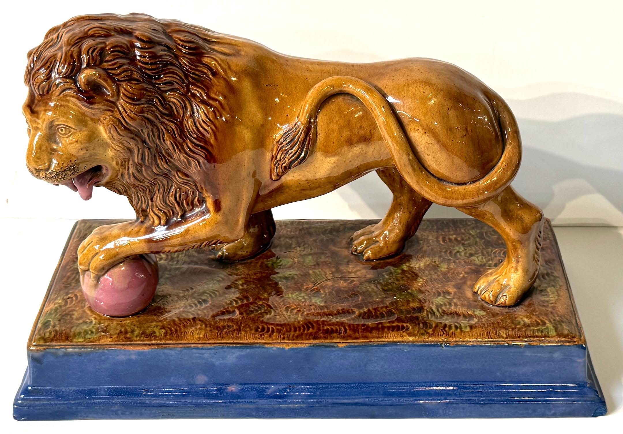 XIXe siècle Rare paire de lions Médicis Staffordshire à base rose et bleue en vente
