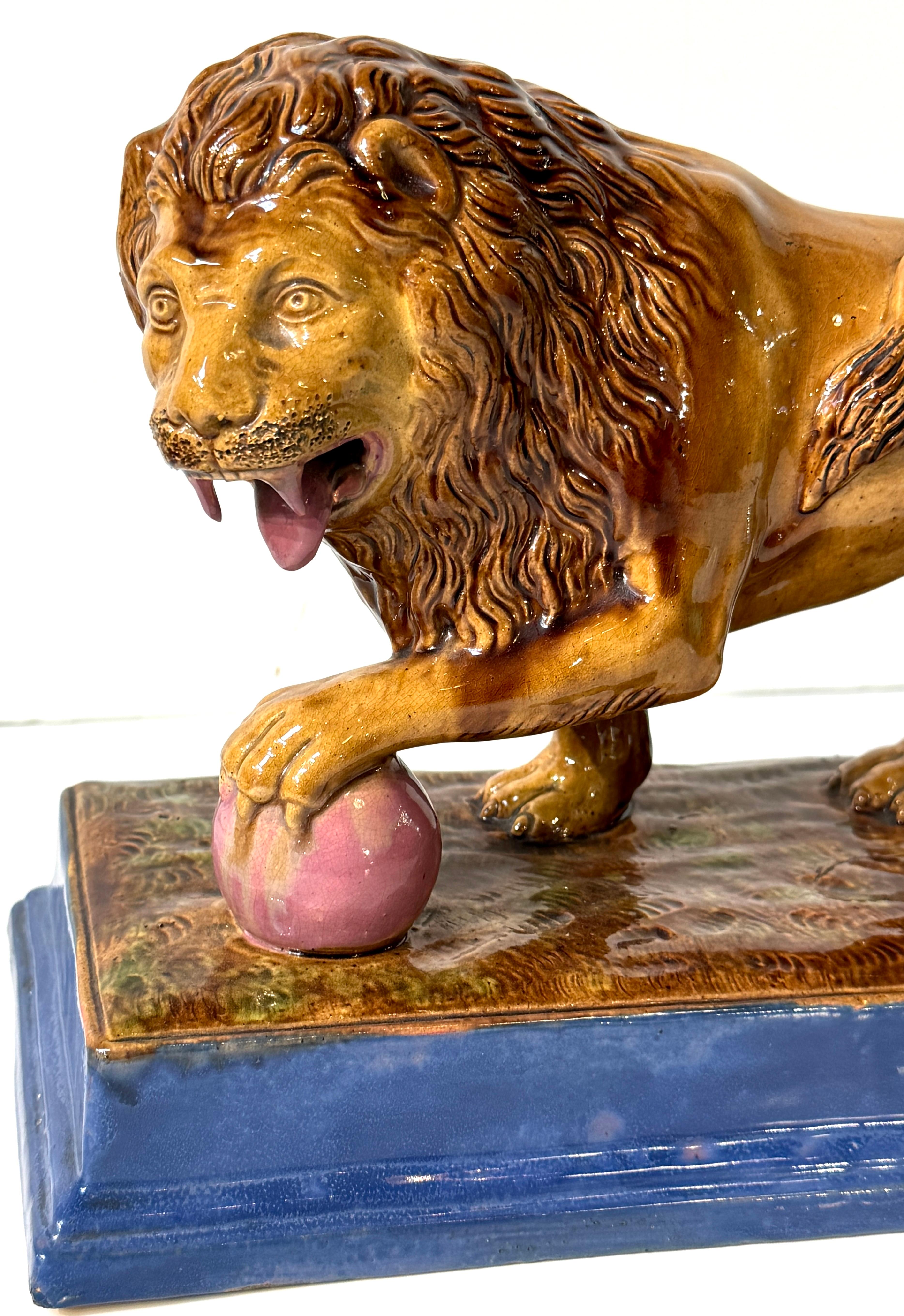 Poteries Rare paire de lions Médicis Staffordshire à base rose et bleue en vente