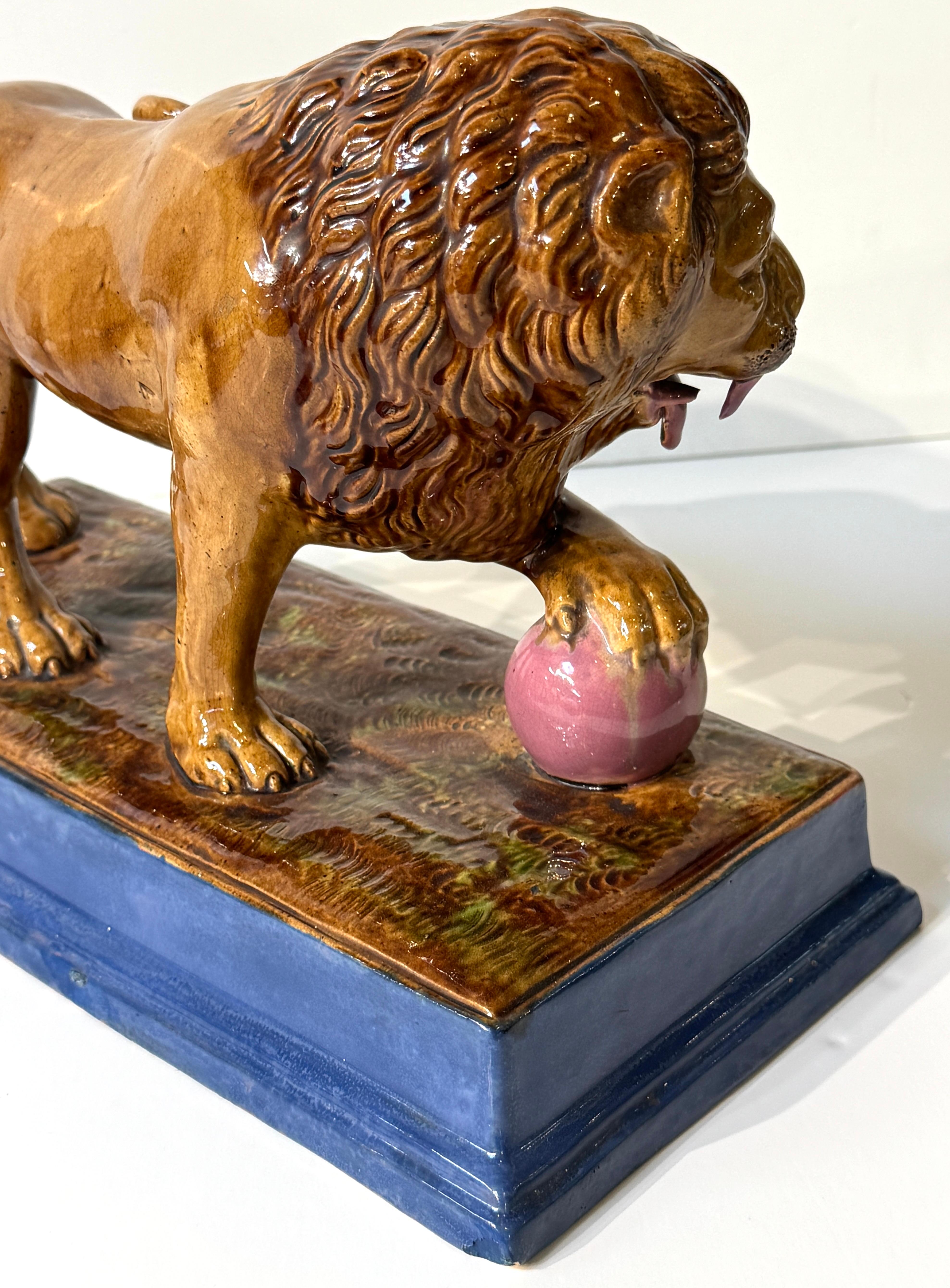 Rare paire de lions Médicis Staffordshire à base rose et bleue en vente 1