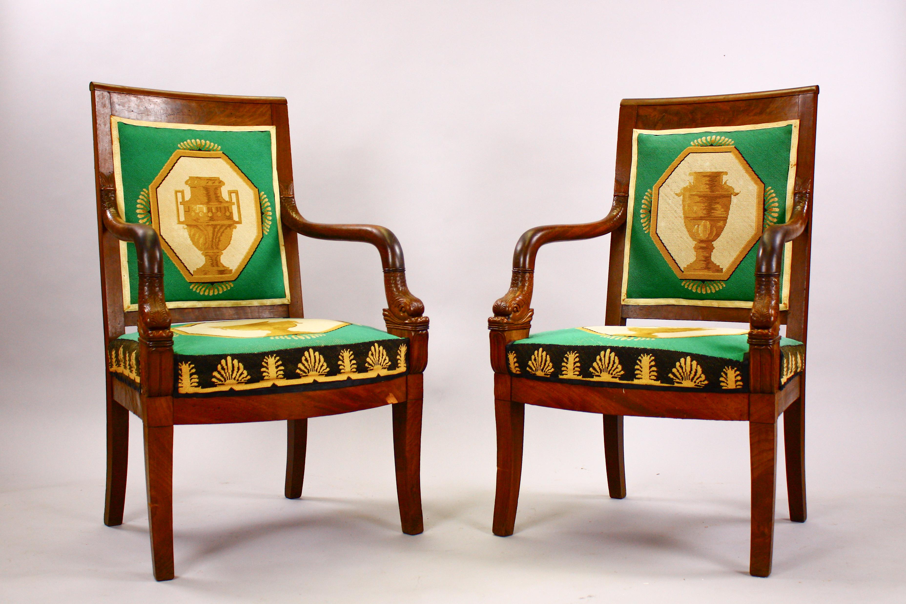 Canapé et deux fauteuils en acajou. L'accoudoir est orné de dauphins et de pieds en forme de sabre.
Vers 1830.

Rare tapisserie à l'aiguille complète de style néoclassique. Un véritable témoignage de l'époque.

Canapé
H 100cm / L 180cm / P