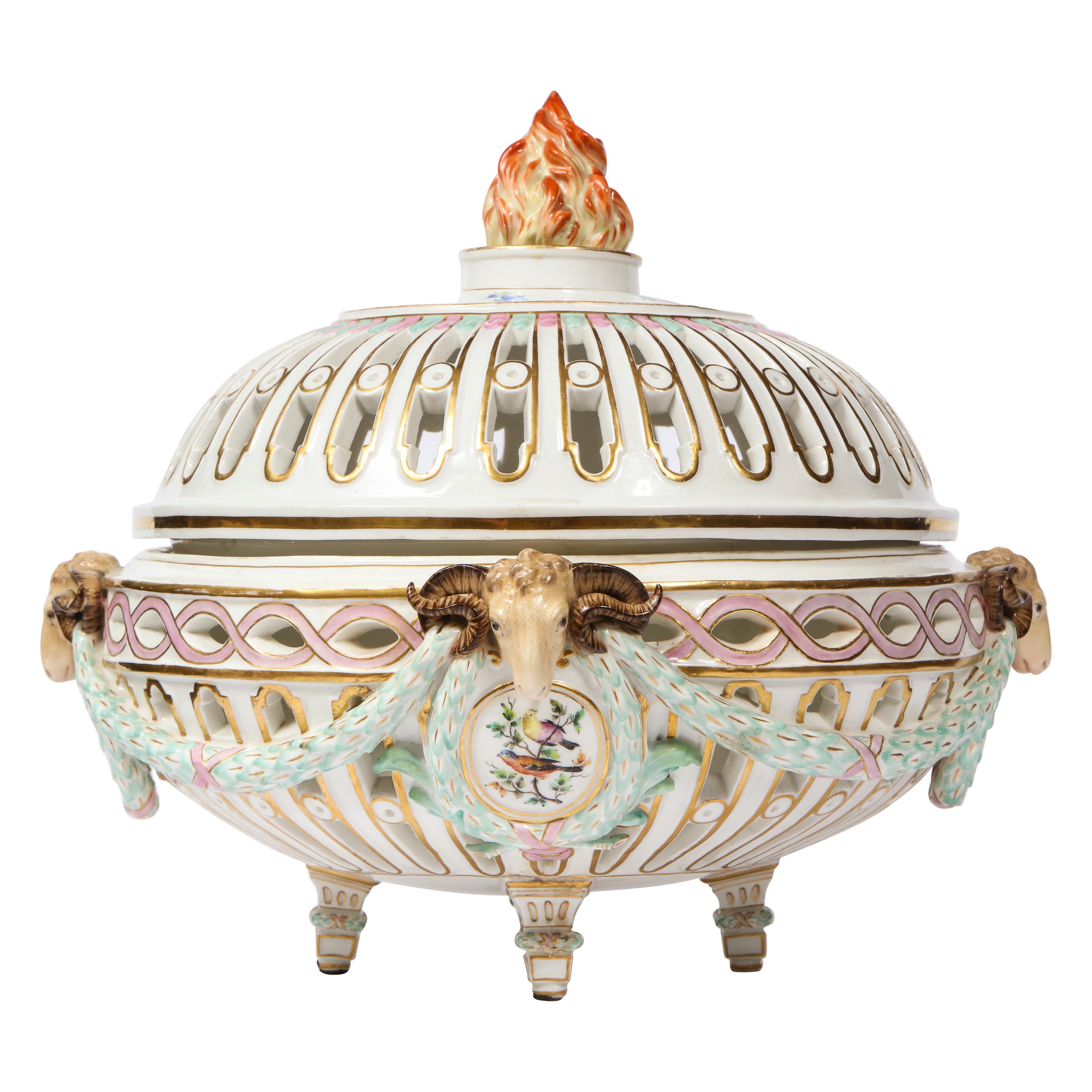Rare centre de table réticulé en porcelaine de Meissen néoclassique avec têtes de béliers