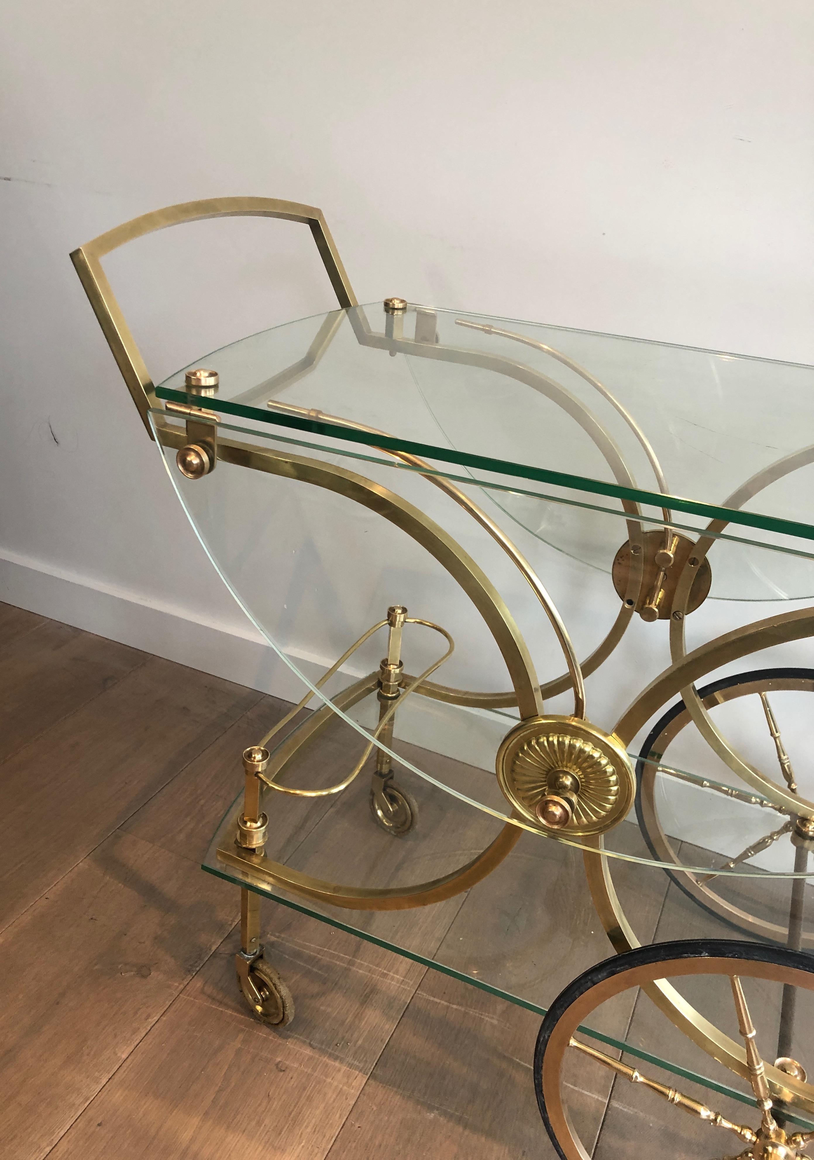 Laiton Rare chariot à boissons en laiton et verre de style néoclassique par Maison Bagués en vente