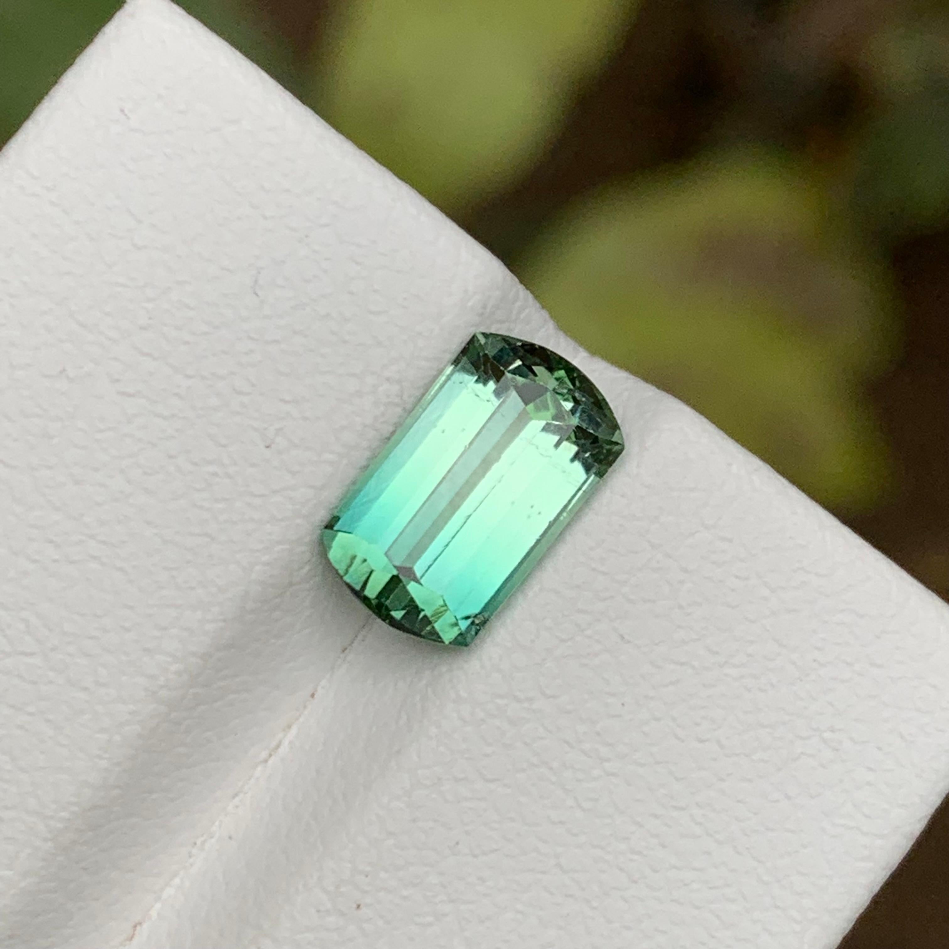 Rare Neon Bluish Green Bicolor Tourmaline Gemstone, 2.5 Ct Modified Emerald Cut In New Condition For Sale In Peshawar, PK