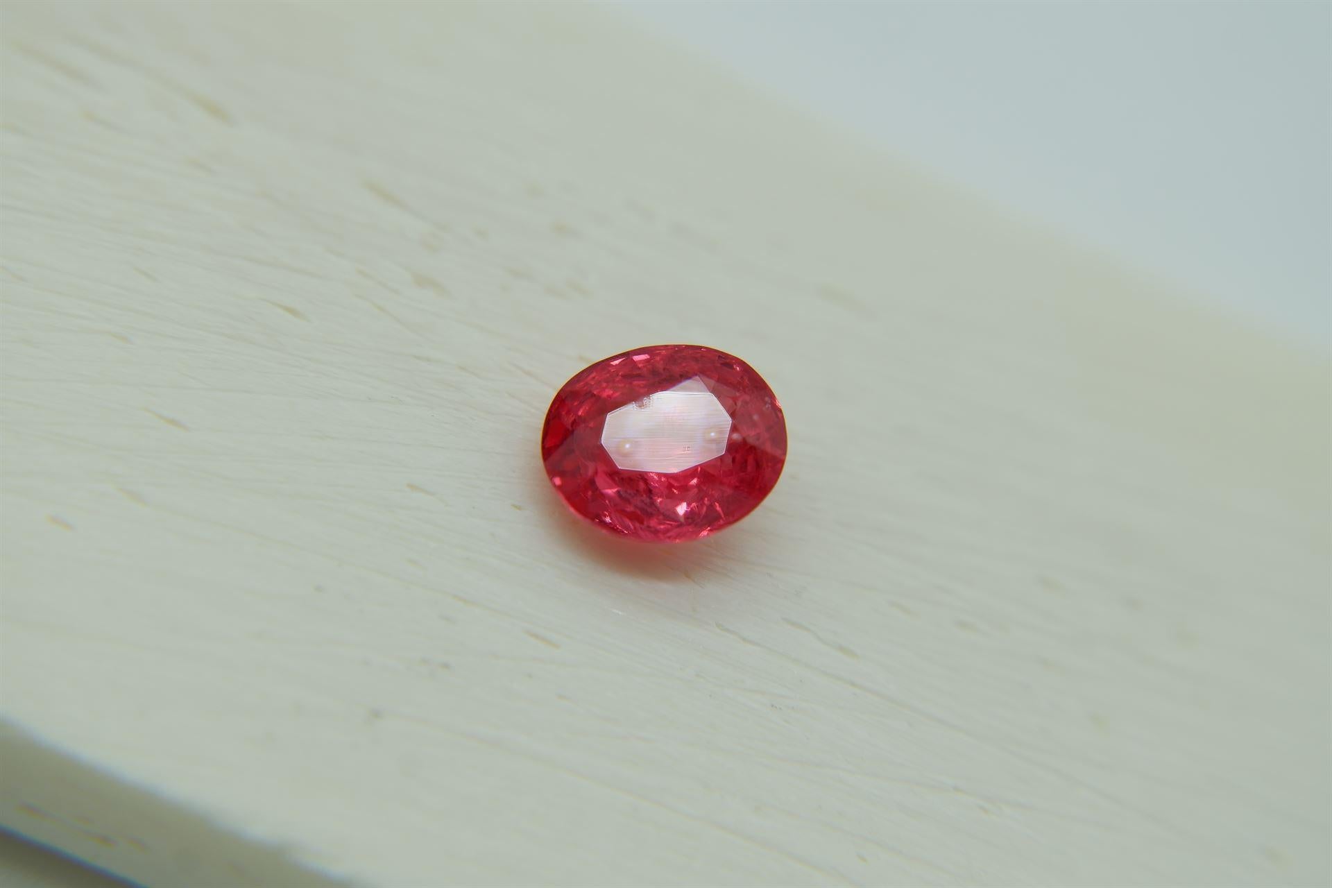 RARE: 1.58 ct Neon orangish-Red Mahenge Spinel, design cut For Sale 2