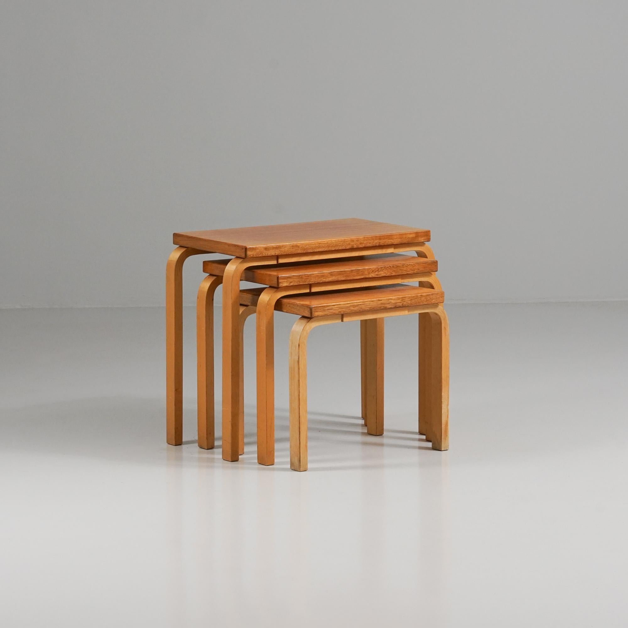 Tables gigognes, design Alvar Aalto, fabriquées par Oy Huonekalu- ja Rakennustyötehdas Ab, années 1950. Rare plateau de table en acajou, pieds en bouleau. Bon état vintage, patine d'usage. 

Alvar Aalto (1898-1976) est probablement l'architecte et