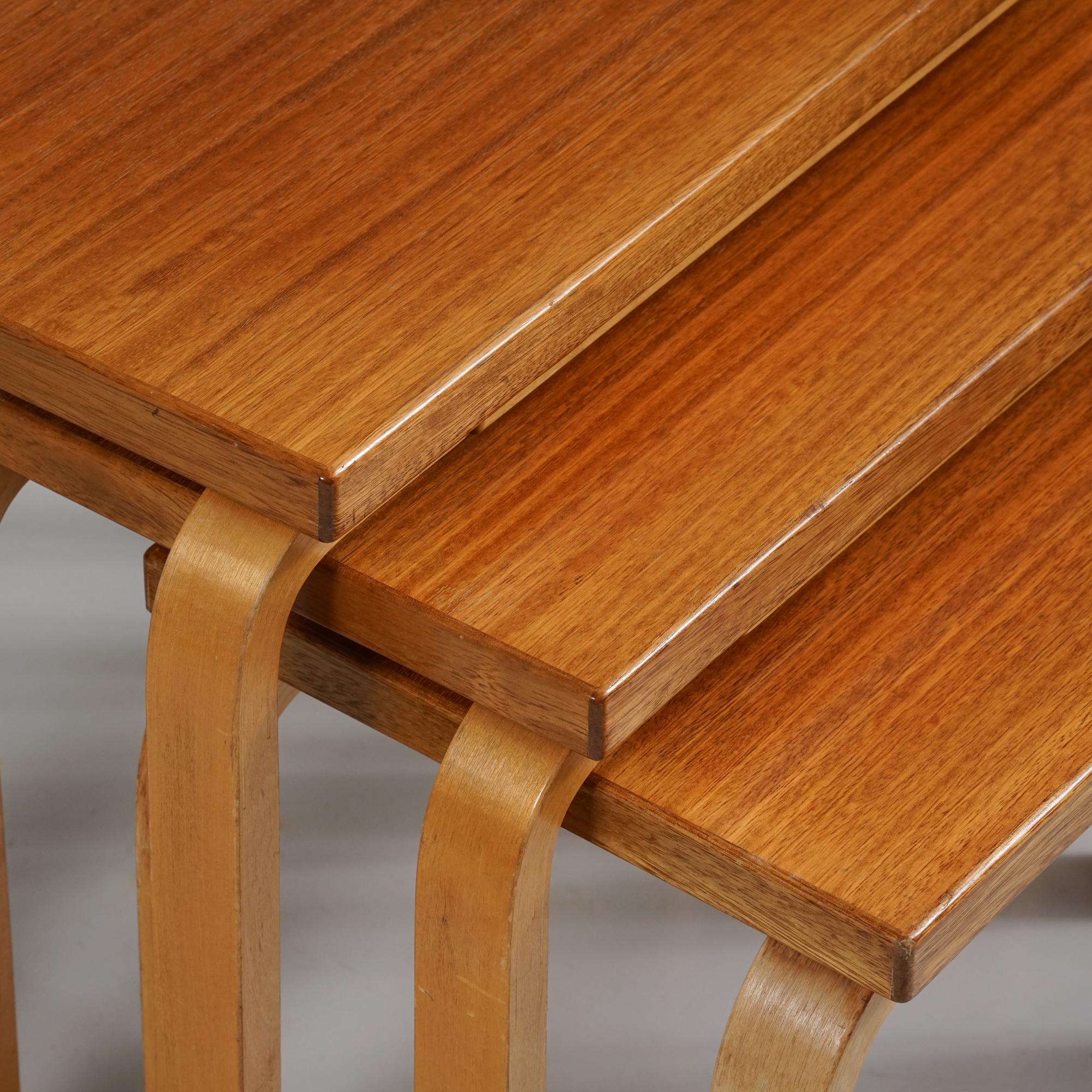 Scandinave moderne Tables gigognes rares, Alvar Aalto, Oy Huonekalu- ja Rakennustyötehdas Ab, années 1950 en vente