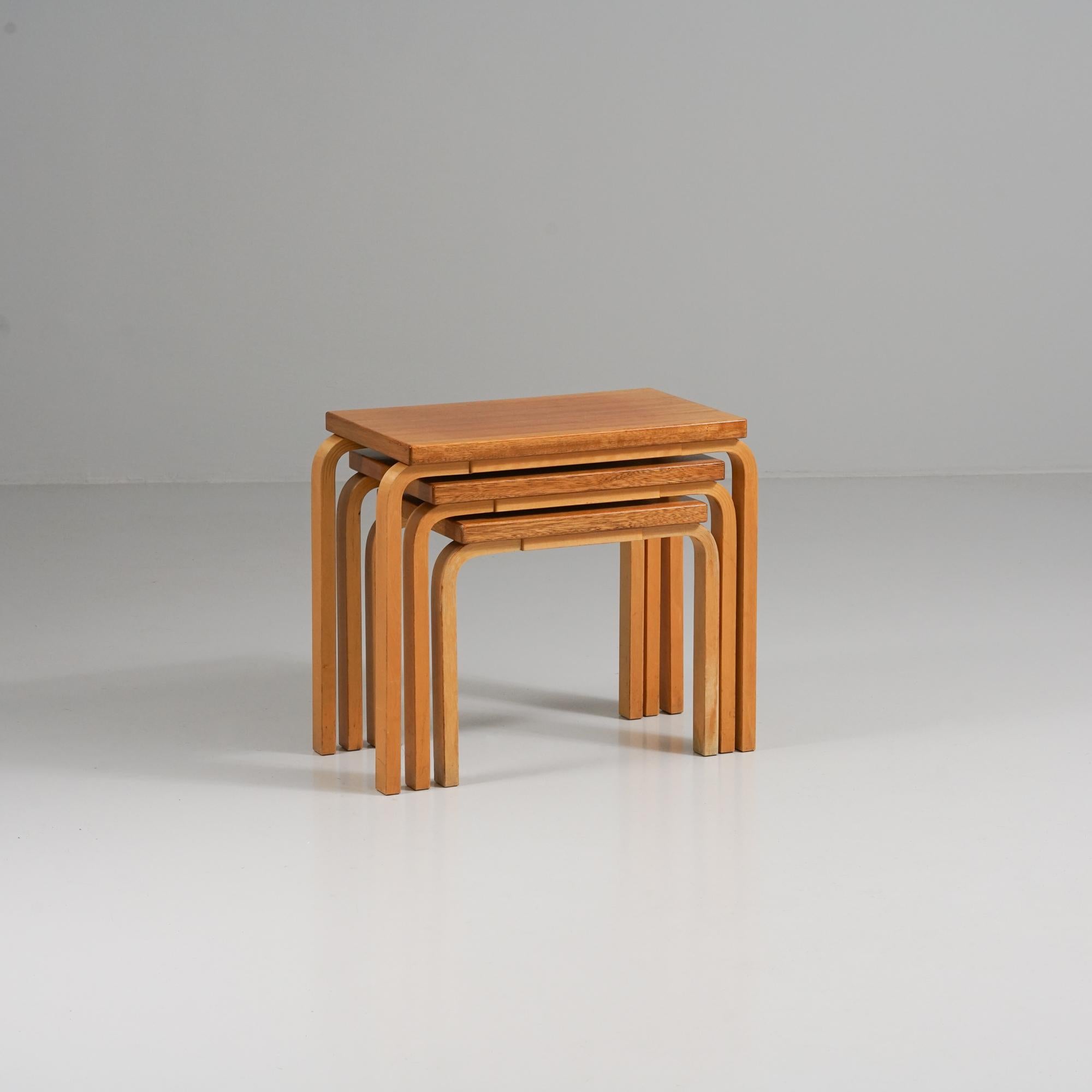 Tables gigognes rares, Alvar Aalto, Oy Huonekalu- ja Rakennustyötehdas Ab, années 1950 Bon état - En vente à Helsinki, Uusimaa