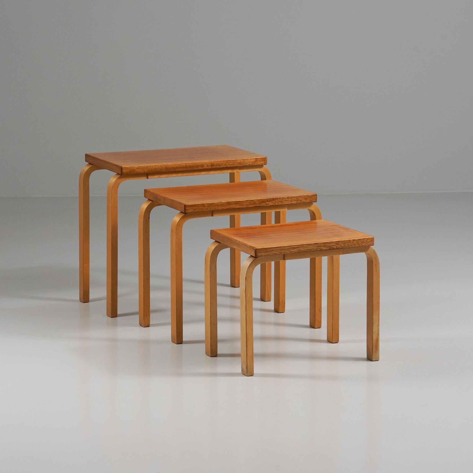 Milieu du XXe siècle Tables gigognes rares, Alvar Aalto, Oy Huonekalu- ja Rakennustyötehdas Ab, années 1950 en vente