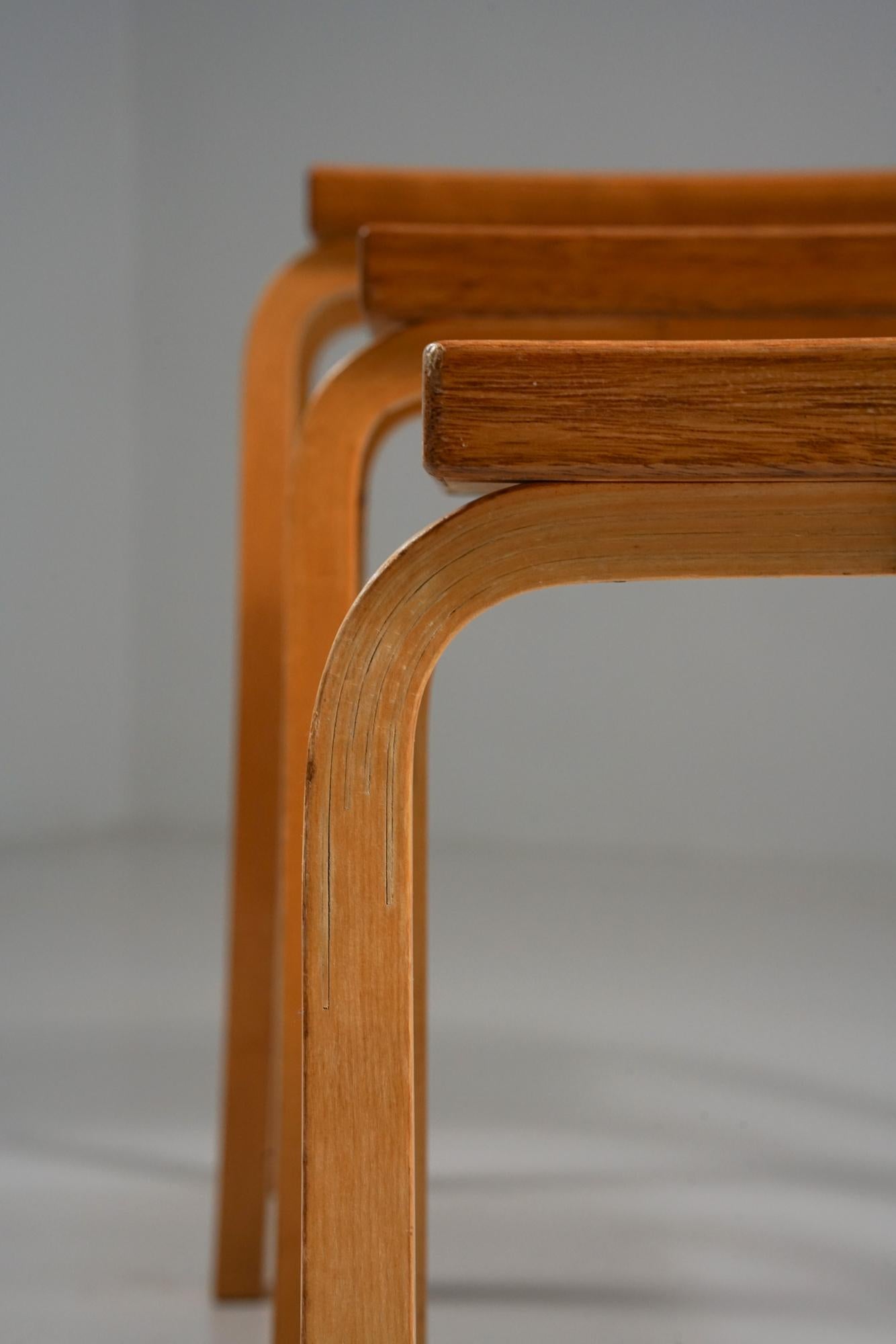 Tables gigognes rares, Alvar Aalto, Oy Huonekalu- ja Rakennustyötehdas Ab, années 1950 en vente 1