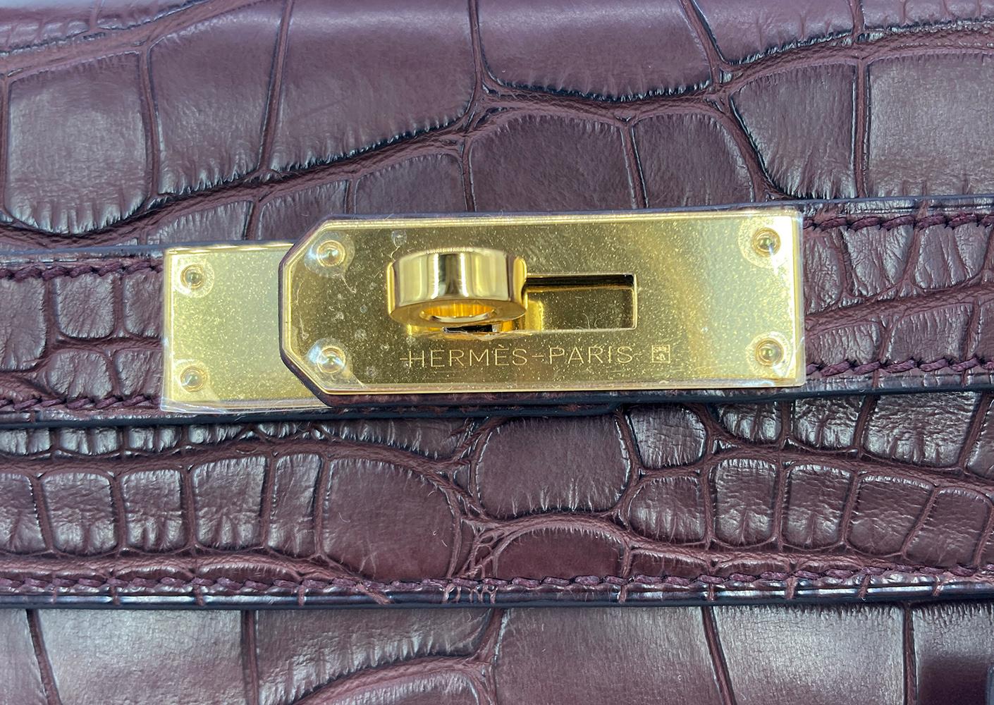 NEW Hermès Kelly 28 Bordeaux Matte Alligator Gold Hardware GHW RARE For Sale 2