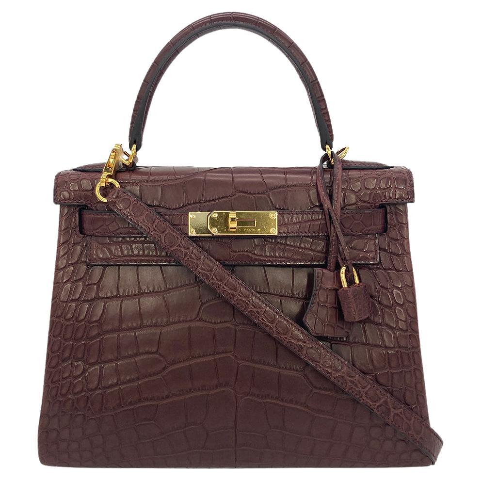 RARE Hermès Bordeaux Matte Alligator Kelly 28 with Gold Hardware GHW in NEW UNUSED condition. Absolutely gorgeous bordeaux burgundy Mississippi alligator exterior trimmed with shining gold hardware. Signature kelly style double strap twist top flap