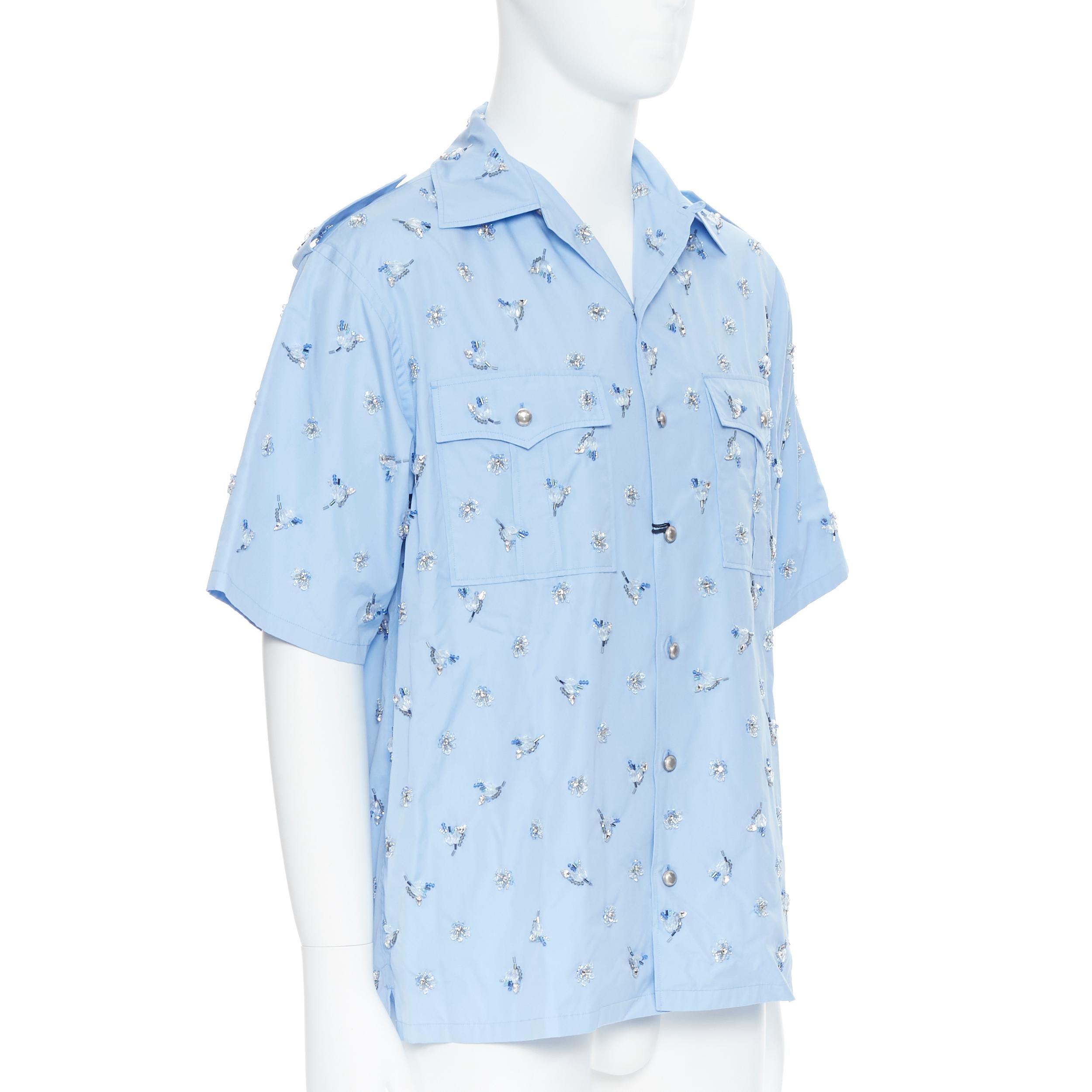 raro nuevo PRADA 2019 Pasarela azul cristal adornado con cuentas militar boxy camisa M
Marca: Prada
Diseñador: Miuccia Prada
Colección: Otoño Invierno 2019
Nombre del modelo / Estilo: Camisa adornada
Material: Algodón
Color: Azul
Patrón: