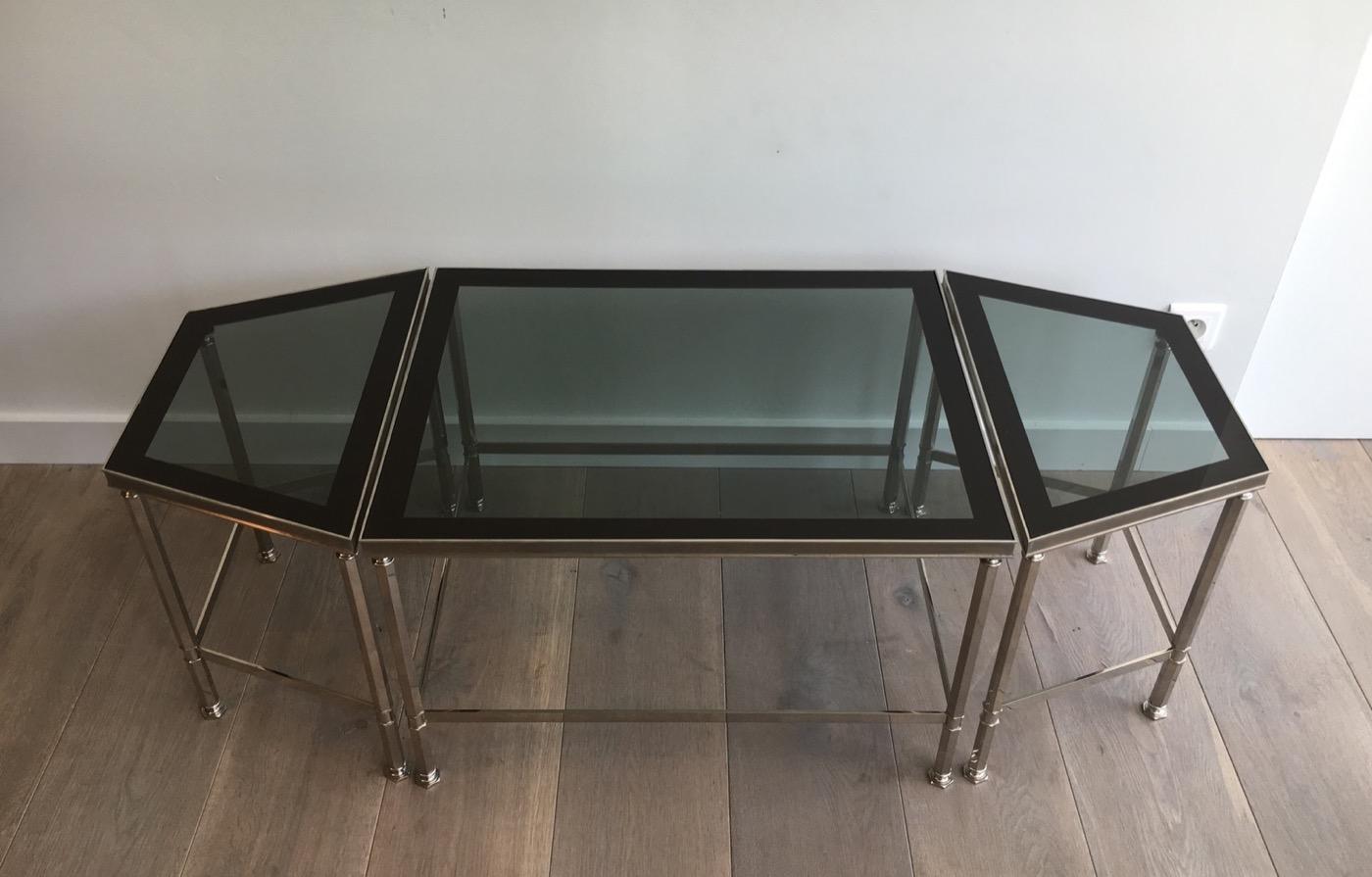 Rare table basse tripartie nickelée avec plateaux en verre laqués tout autour en vente 3