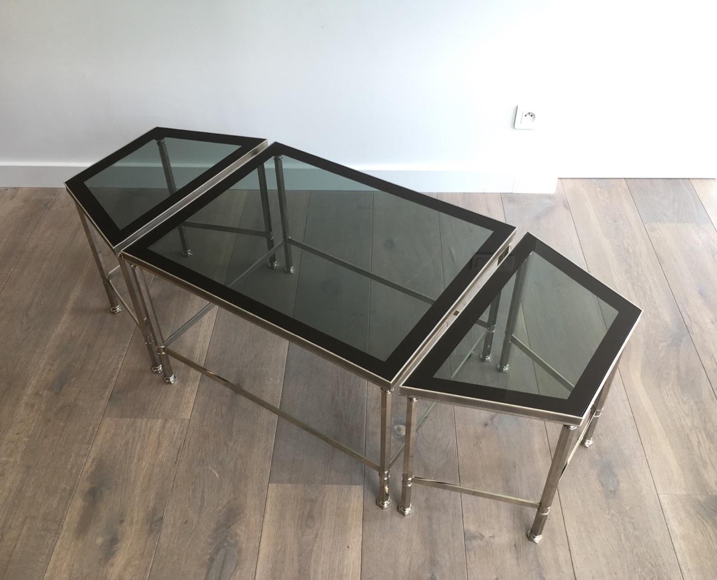 Rare table basse tripartie nickelée avec plateaux en verre laqués tout autour en vente 8