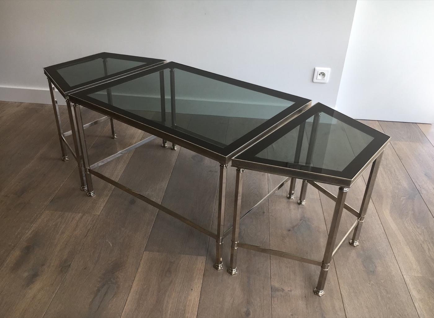 Rare table basse tripartie nickelée avec plateaux en verre laqués tout autour en vente 9
