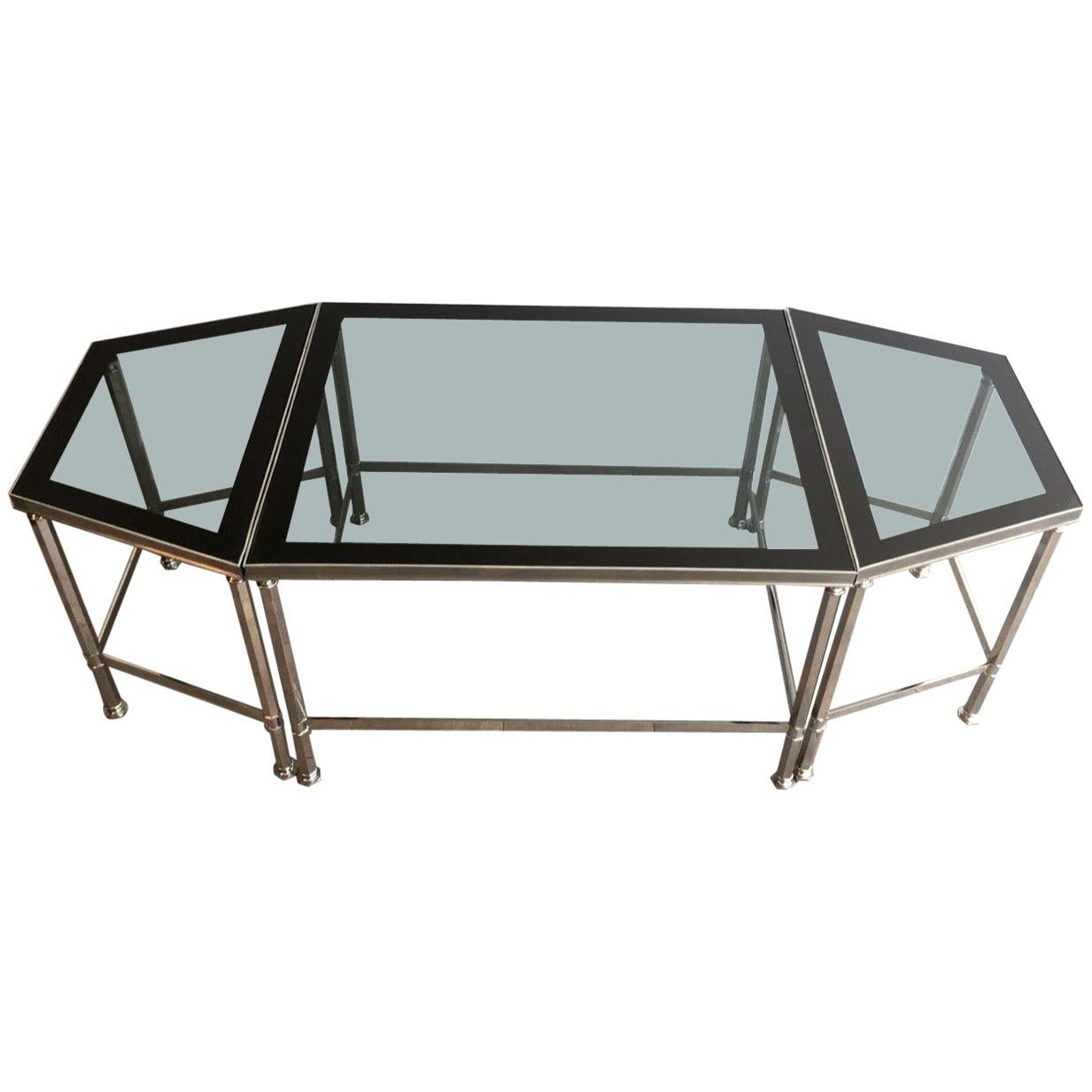 Rare table basse tripartie en nickel avec plateaux en verre laqué tout autour