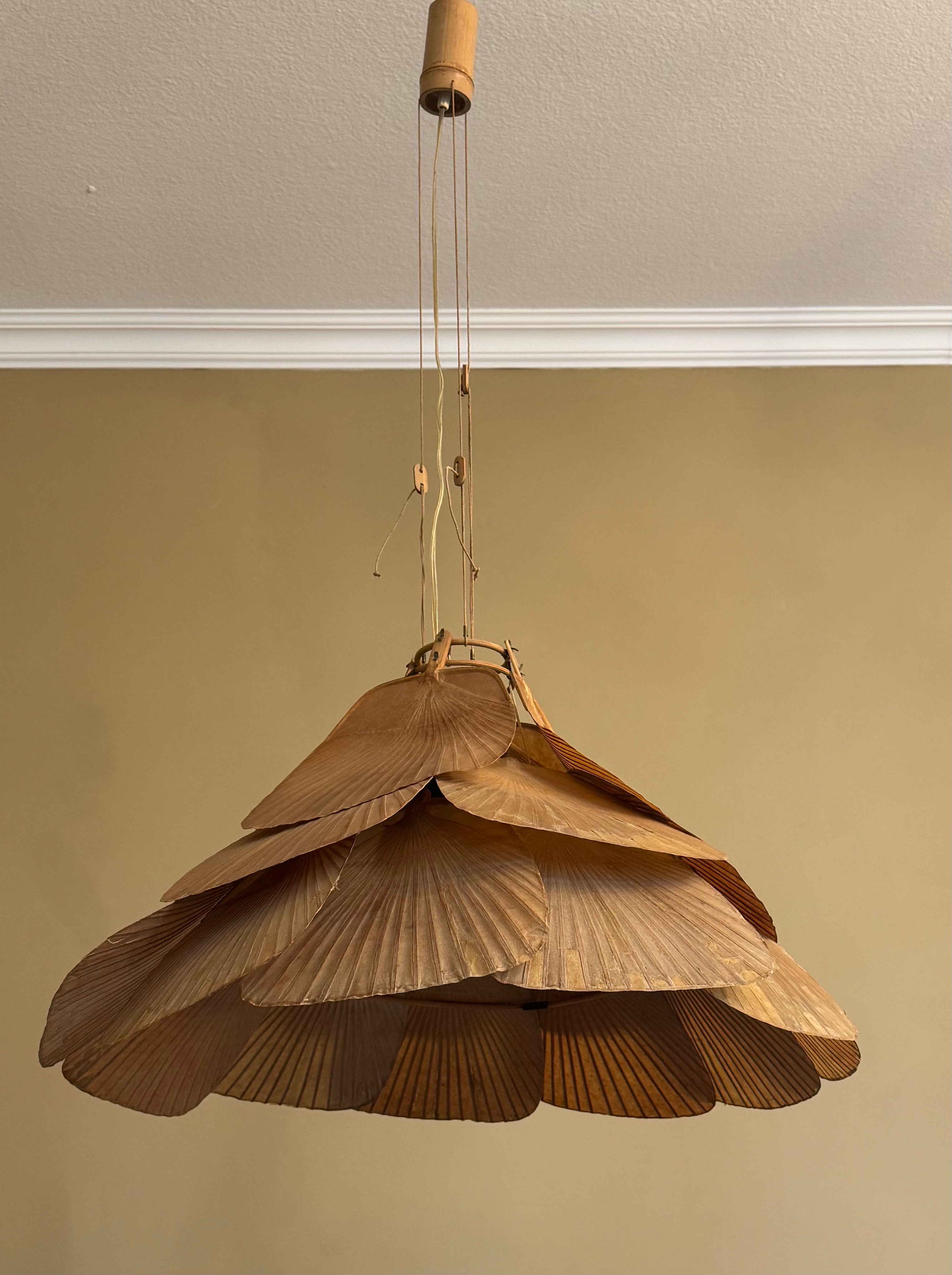 Excepcional araña o lámpara colgante en forma de abanico de bambú Uchiwa, de Ingo Maurer para Design M, década de 1970, Alemania. Ejecutado en bambú y 21 abanicos de papel de arroz.
Casquillo: 1 x E27 Edison para bombillas de rosca estándar.
Altura