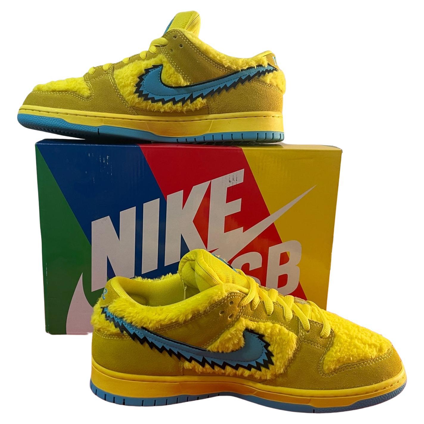 The Dunk SB Low Grateful Dead Bears Opti Yellow shoes are a reissue of the famous original skateboard shoes from the 1990s. Made with a yellow suede upper and retro-style fur detailing , they also feature non-slip non-slip rubber inserts for