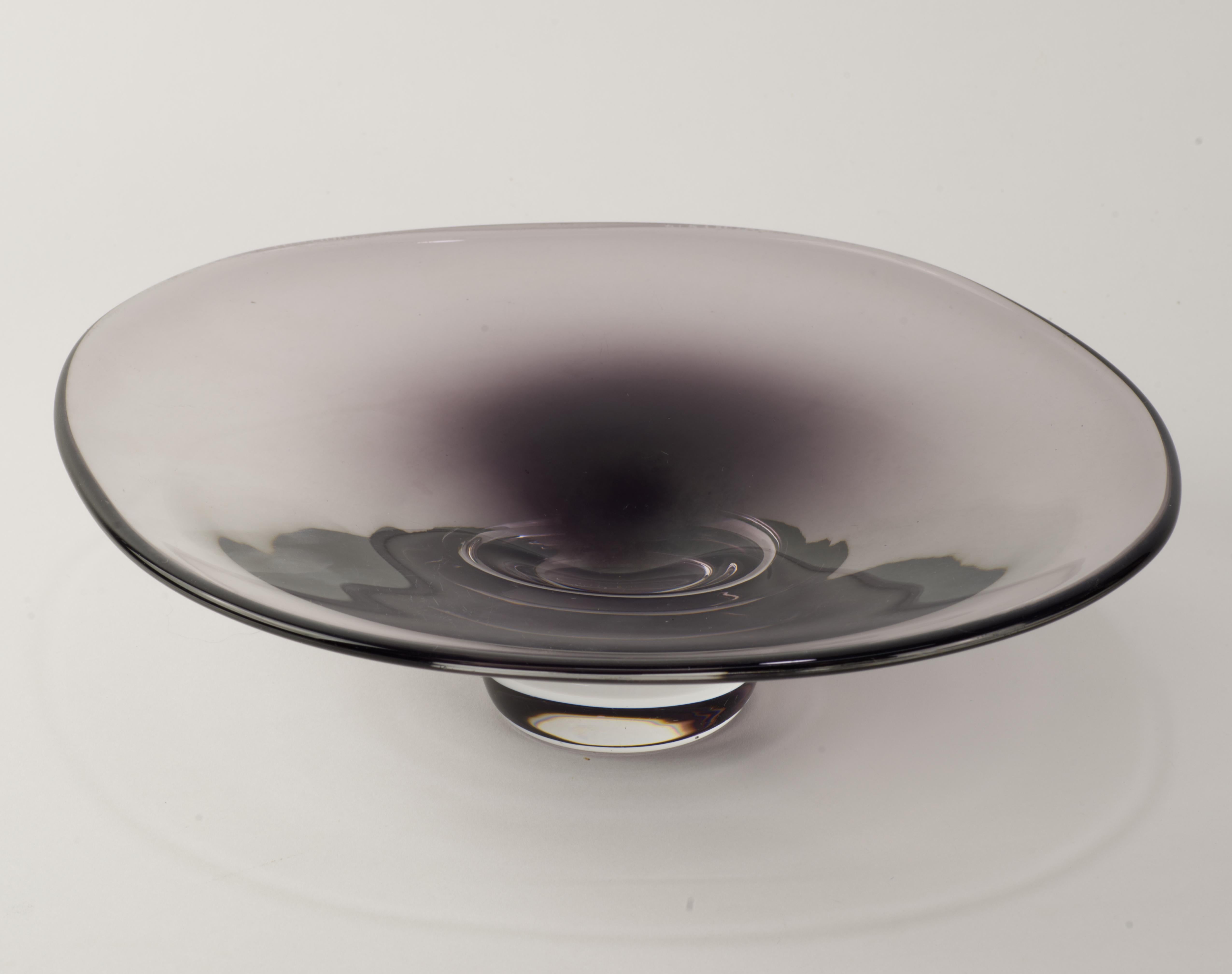 Rare coupe centrale Nils Landberg pour Orrefors, gris fumée et transparent, années 1950 en vente 3