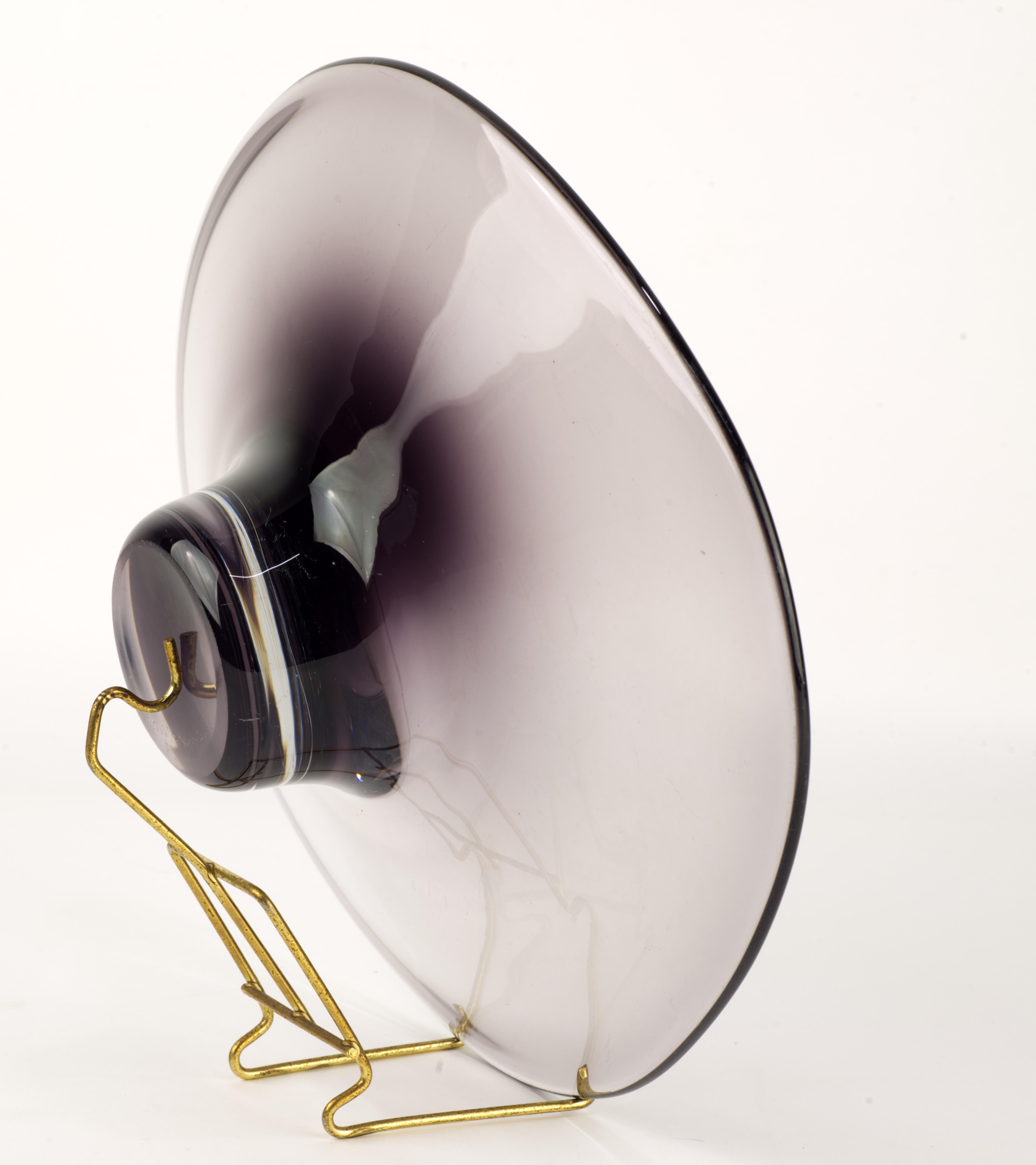 20ième siècle Rare coupe centrale Nils Landberg pour Orrefors, gris fumée et transparent, années 1950 en vente