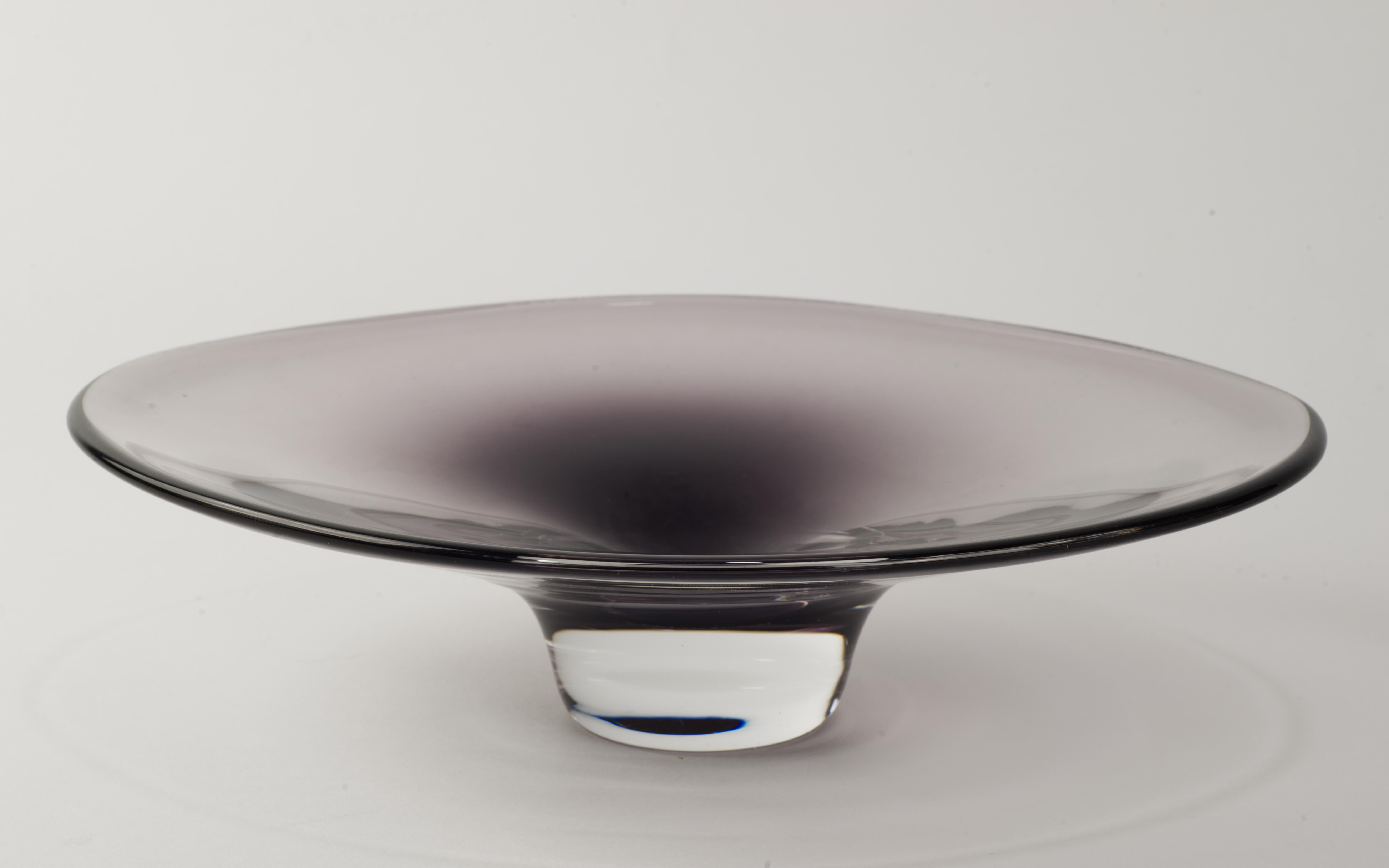 Rare coupe centrale Nils Landberg pour Orrefors, gris fumée et transparent, années 1950 en vente 1