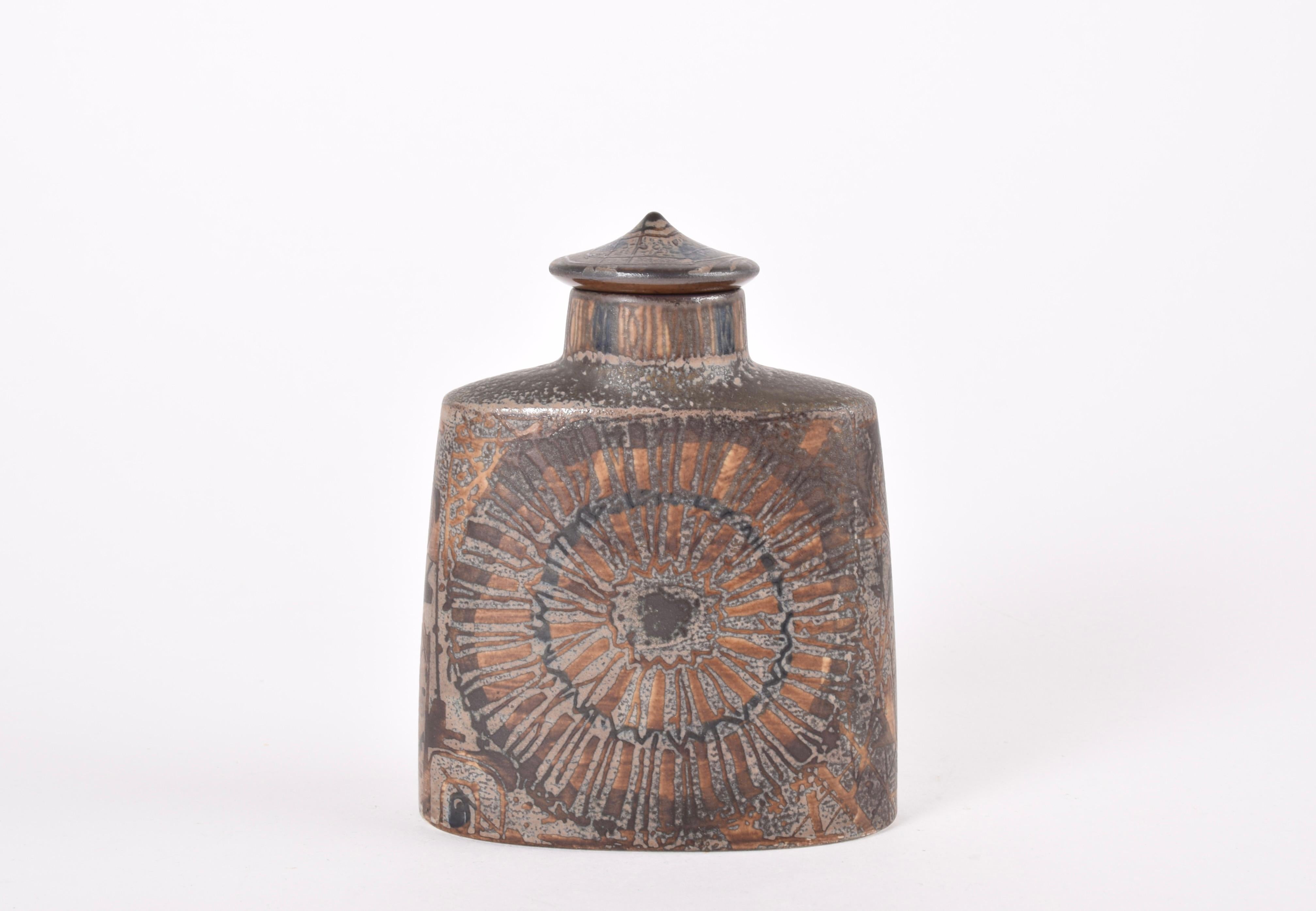 Rare vase en céramique avec couvercle conçu par Nils Thorsson pour Royal Copenhagen. 
 
Il appartient à la série 