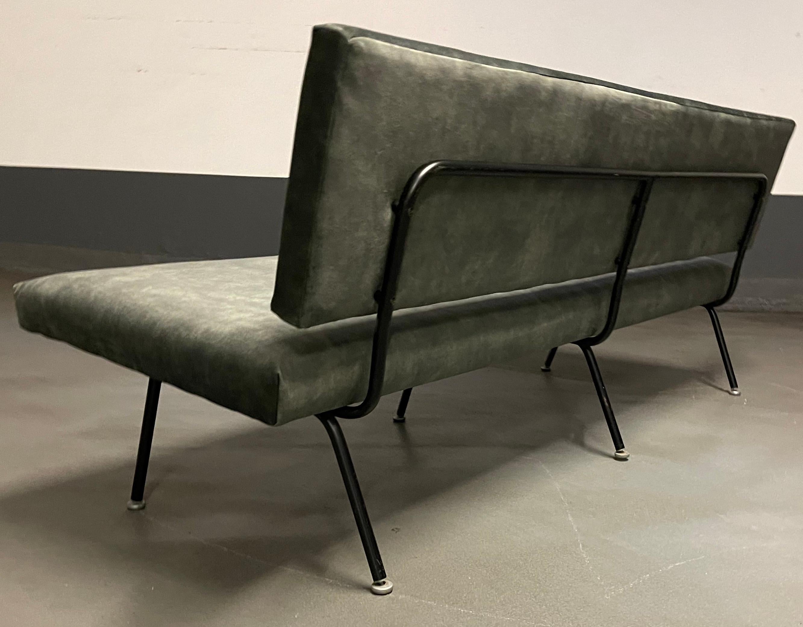 Rare No. 33 Sofa by Florence Knoll For Sale 2