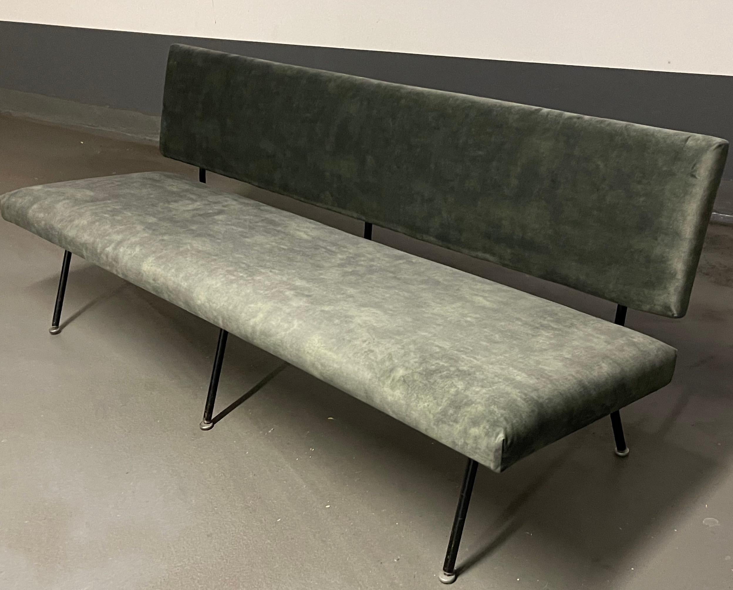 Rare No. 33 Sofa by Florence Knoll In Good Condition For Sale In Munich, DE