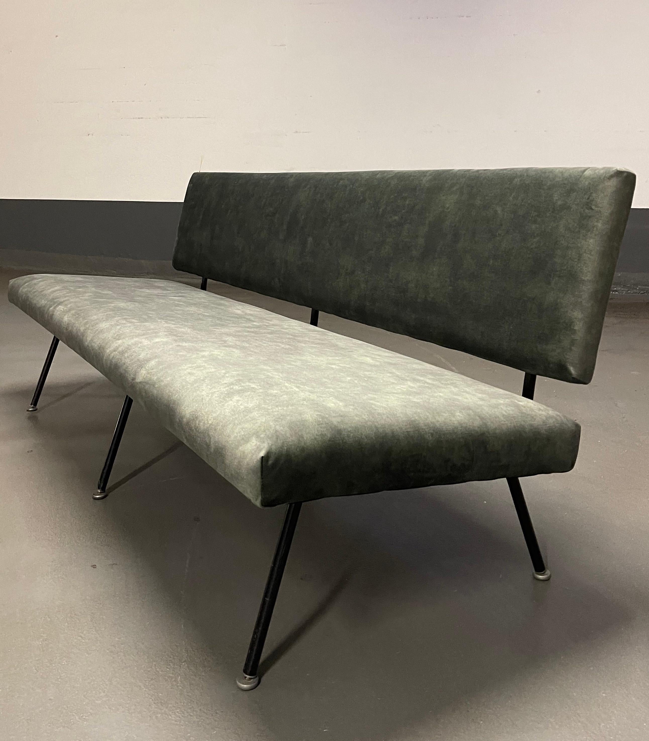 Mid-20th Century Rare No. 33 Sofa by Florence Knoll For Sale