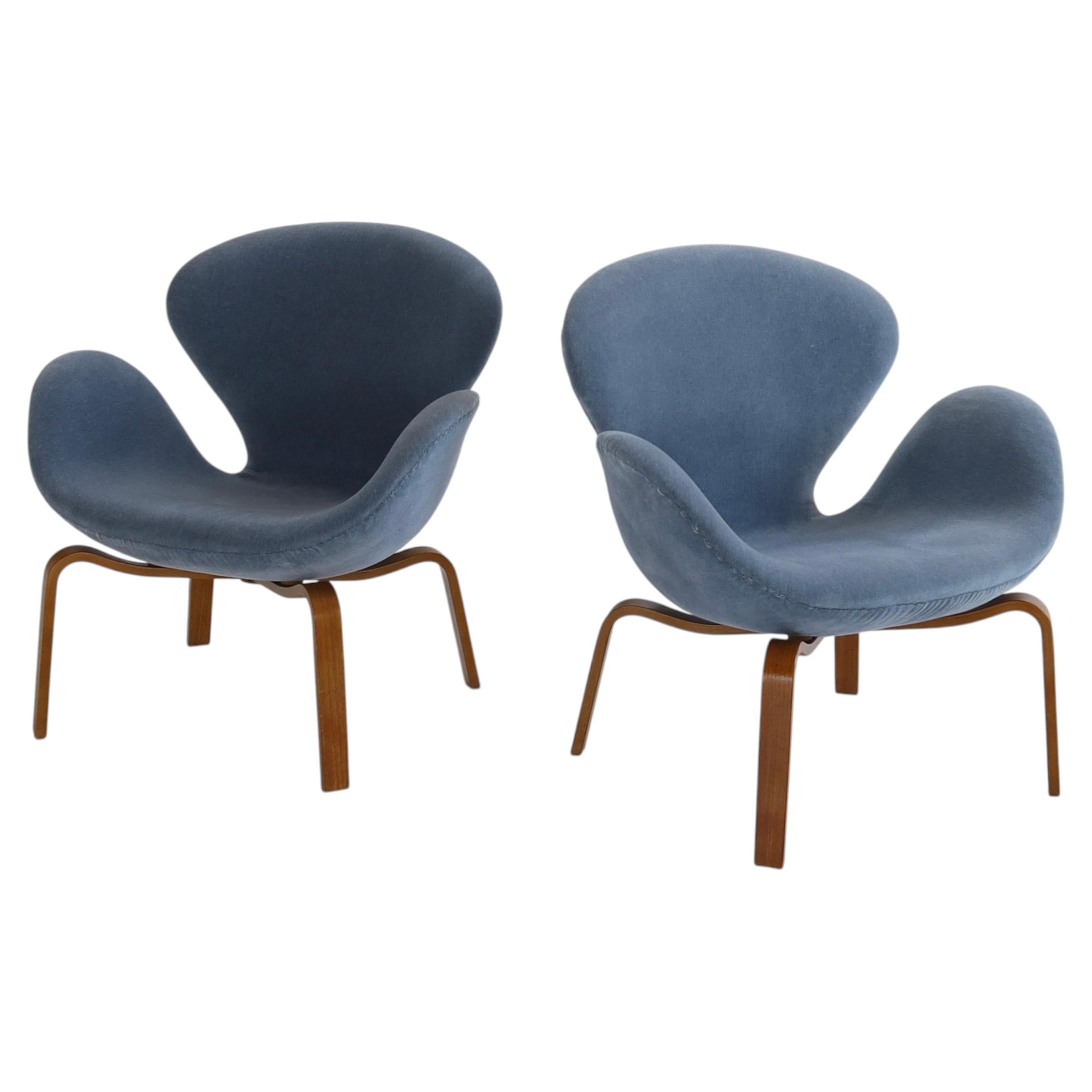 Rare No. 4325 “Swan” Chairs by Arne Jacobsen, a pair For Sale