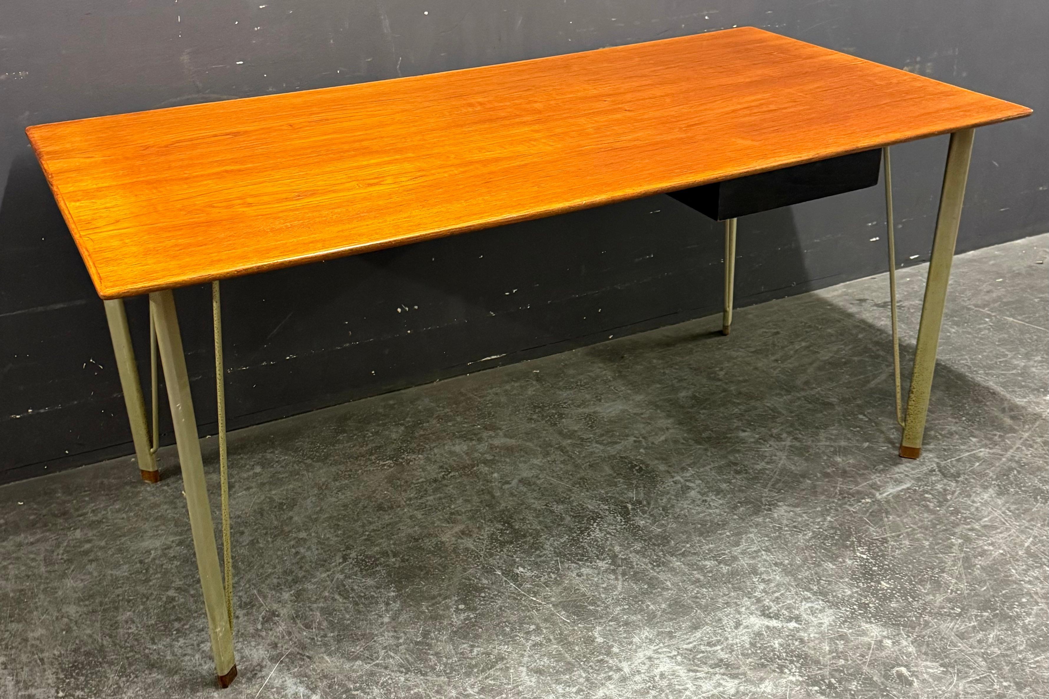 seltener und eleganter arne jacobsen no. 3605 teakholz-schreibtisch.