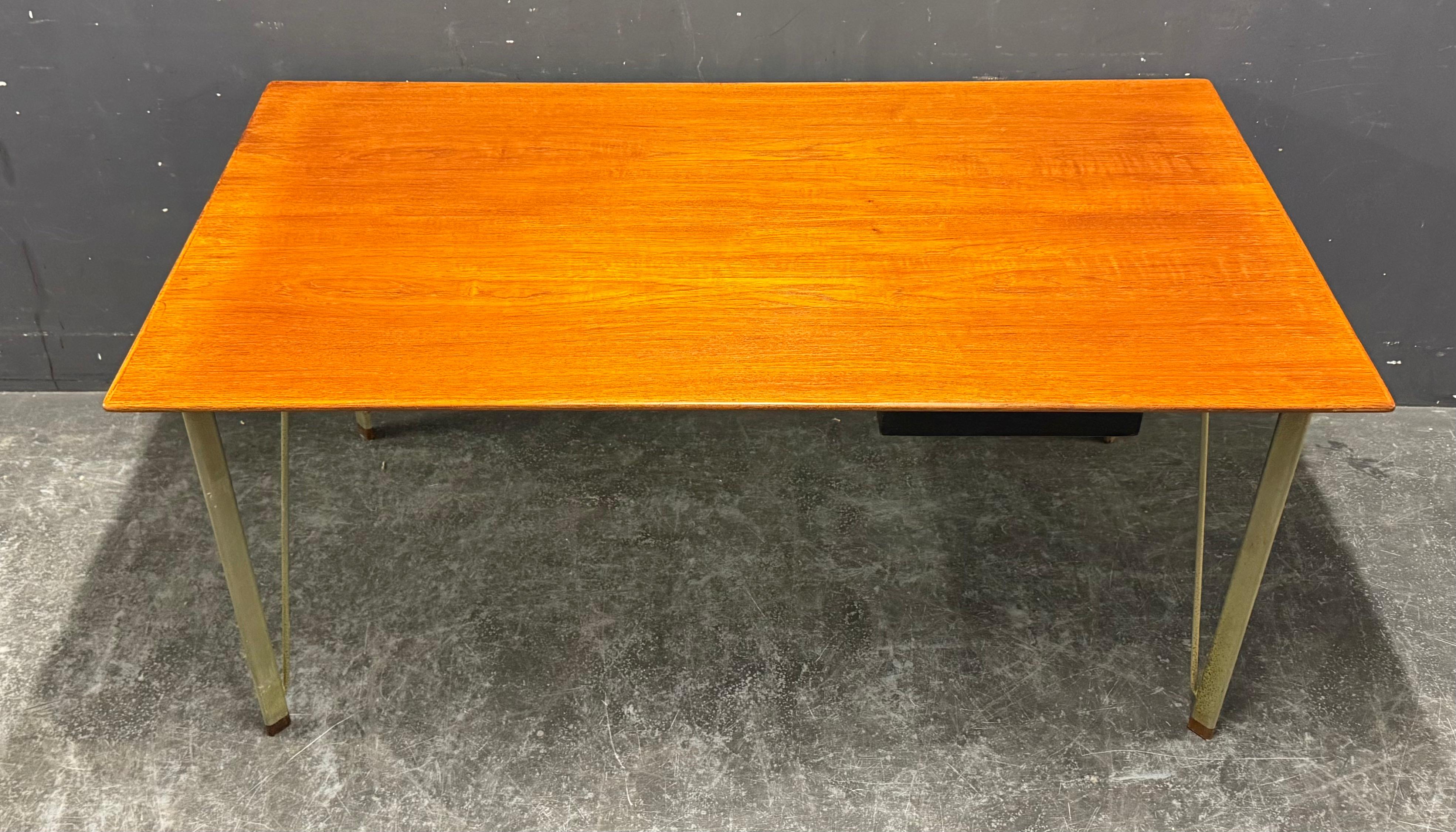 seltener nr.3605 arne jacobsen schreibtisch (Skandinavische Moderne) im Angebot