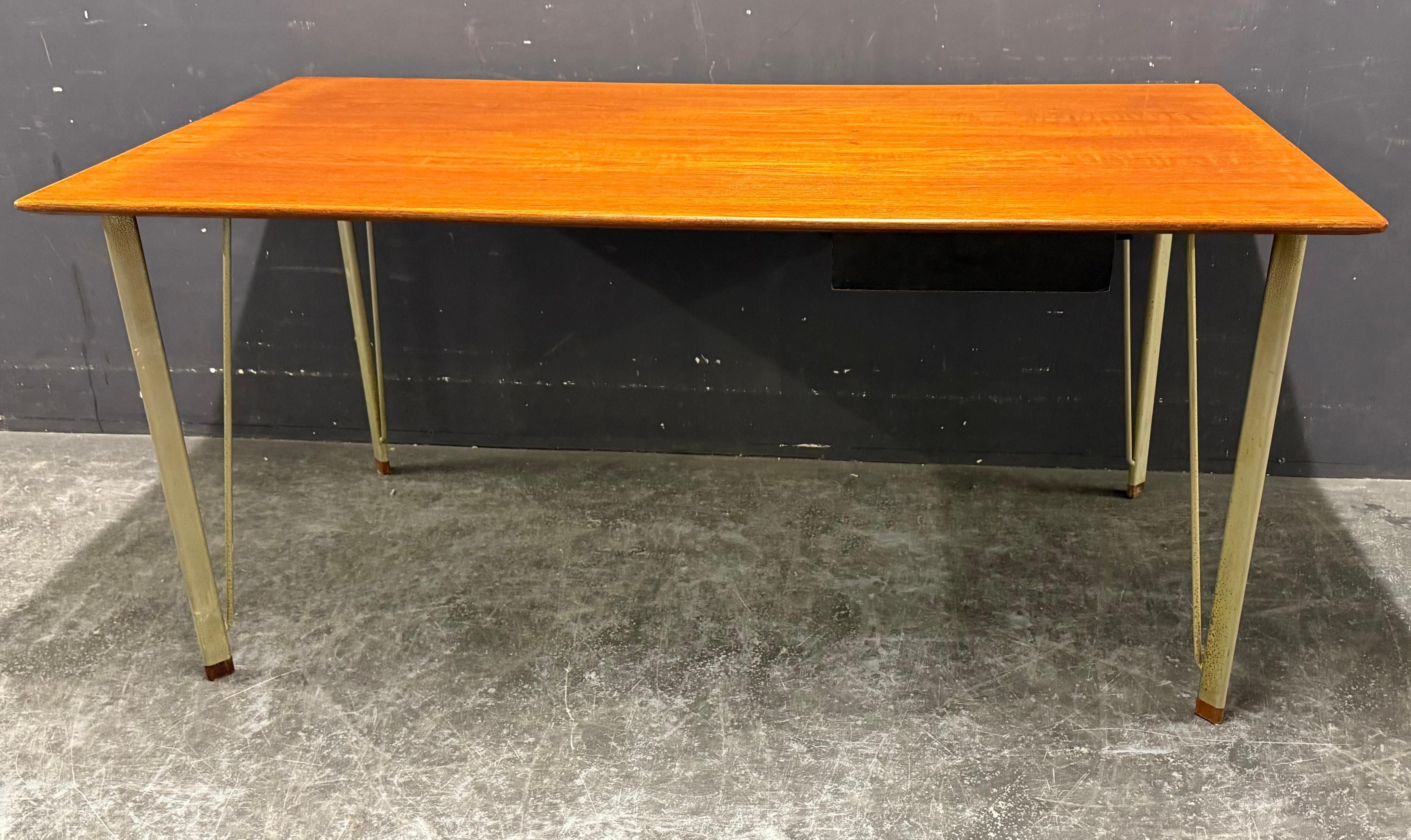 seltener nr.3605 arne jacobsen schreibtisch (Mitte des 20. Jahrhunderts) im Angebot