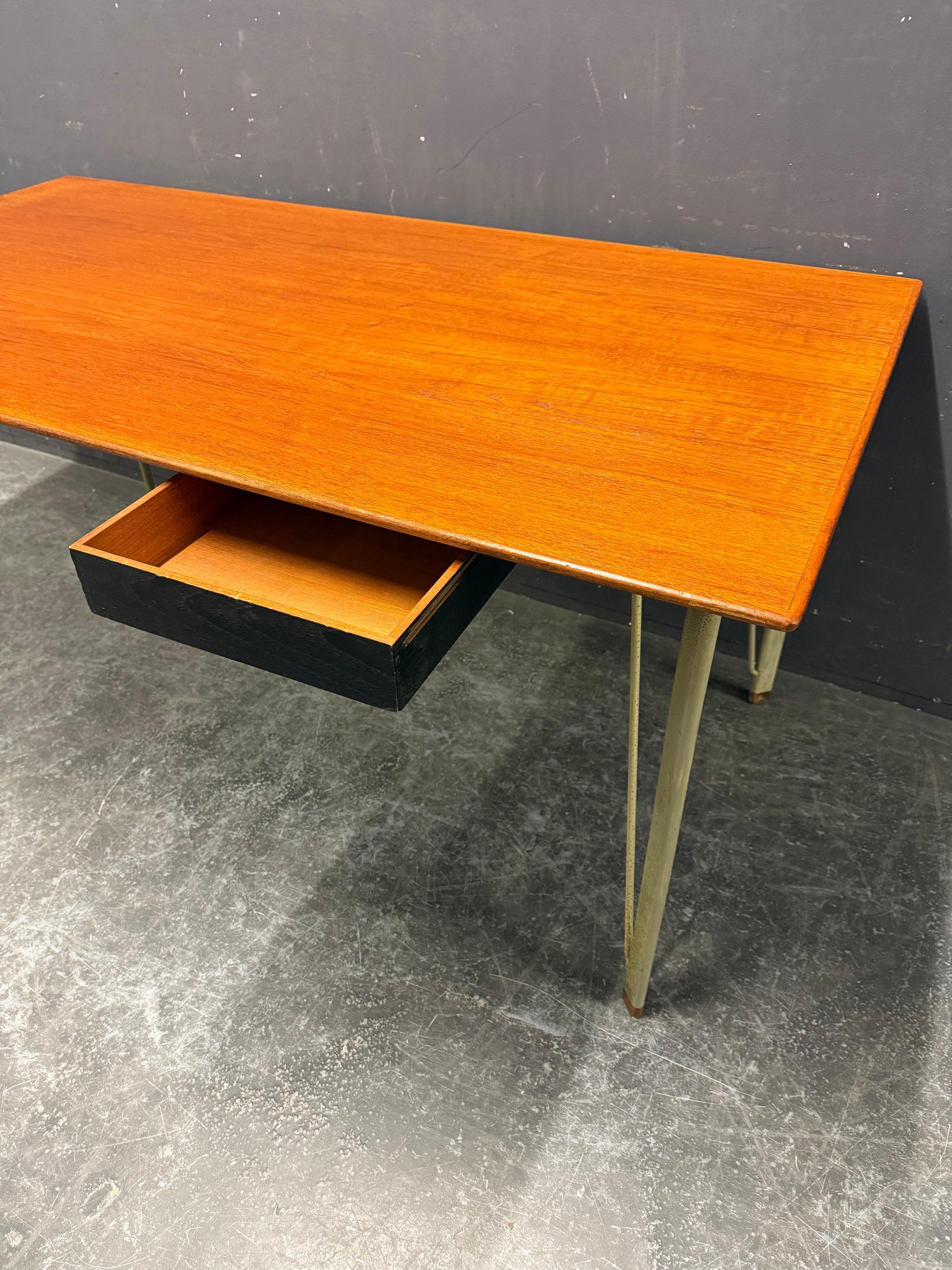 seltener nr.3605 arne jacobsen schreibtisch (Metall) im Angebot