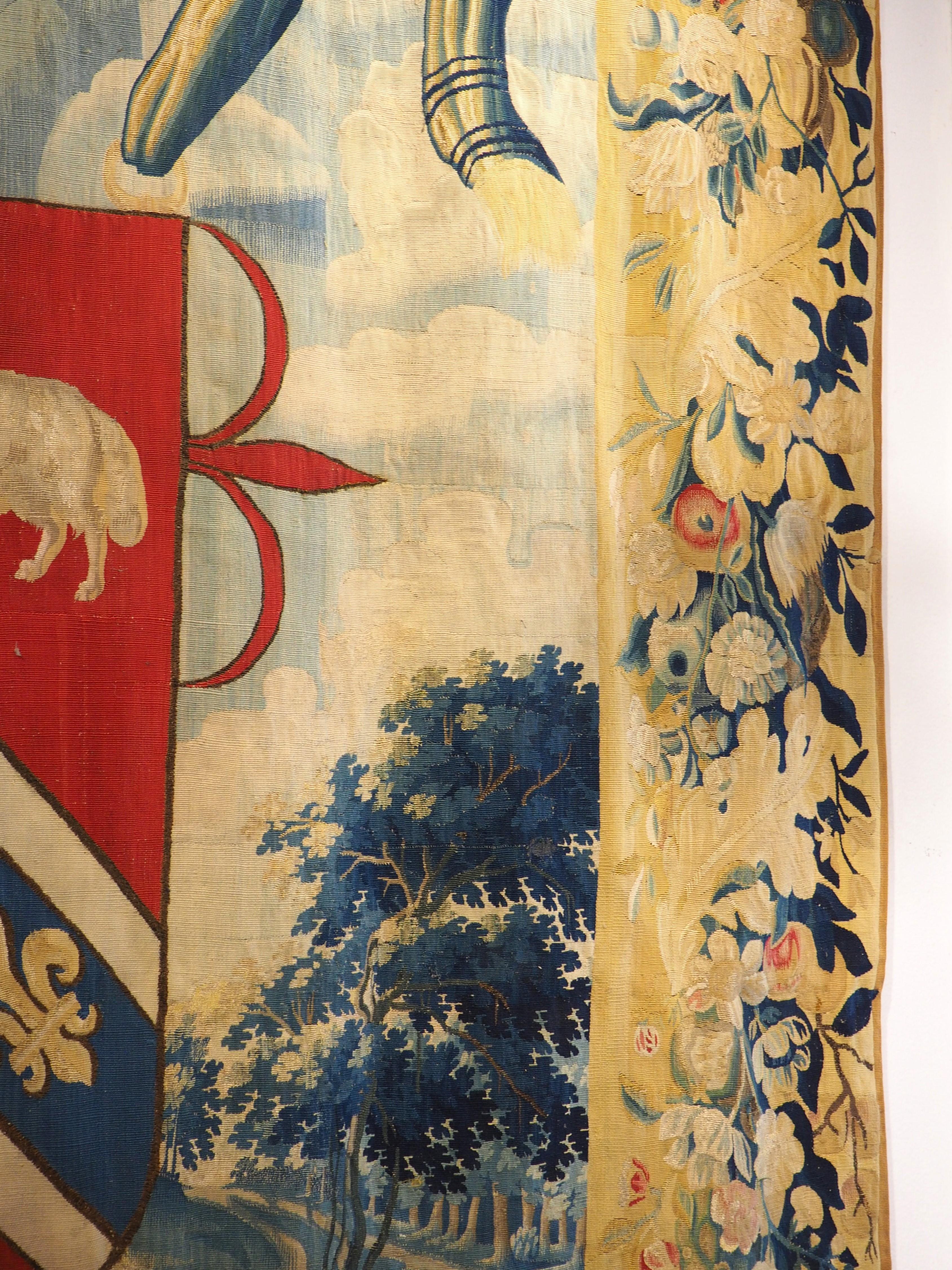 Este raro tapiz con escudo de armas, tejido a mano hacia 1650, es originario de las tierras que con el tiempo se convertirían en Bélgica. El bello y vibrante tapiz habría sido encargado por un noble español, muy probablemente Antonio Carnero