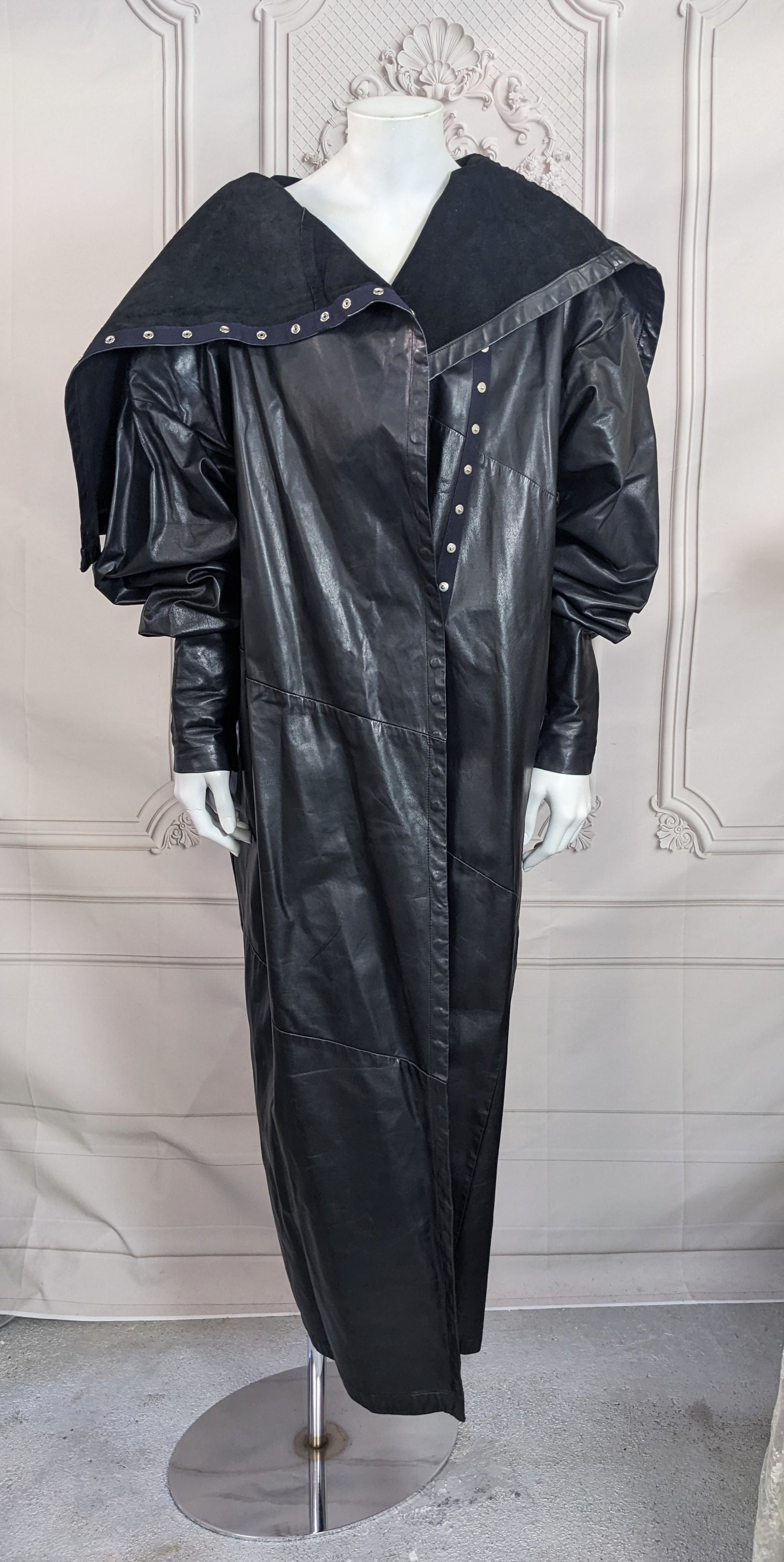 Raro Abrigo de piel con botones a presión Norma Kamali, OMO en Bueno estado para la venta en New York, NY