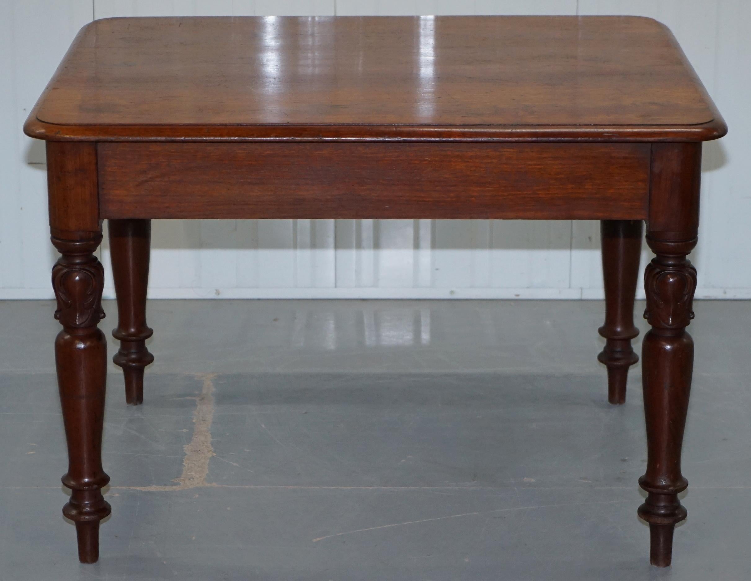 We are delighted to offer for sale this rare Victorian circa 1860 North Australian Cedar wood four person dining table with two full sized drawers

A very good looking and rare find in the UK, Cedar wood tables almost never come up for sale and