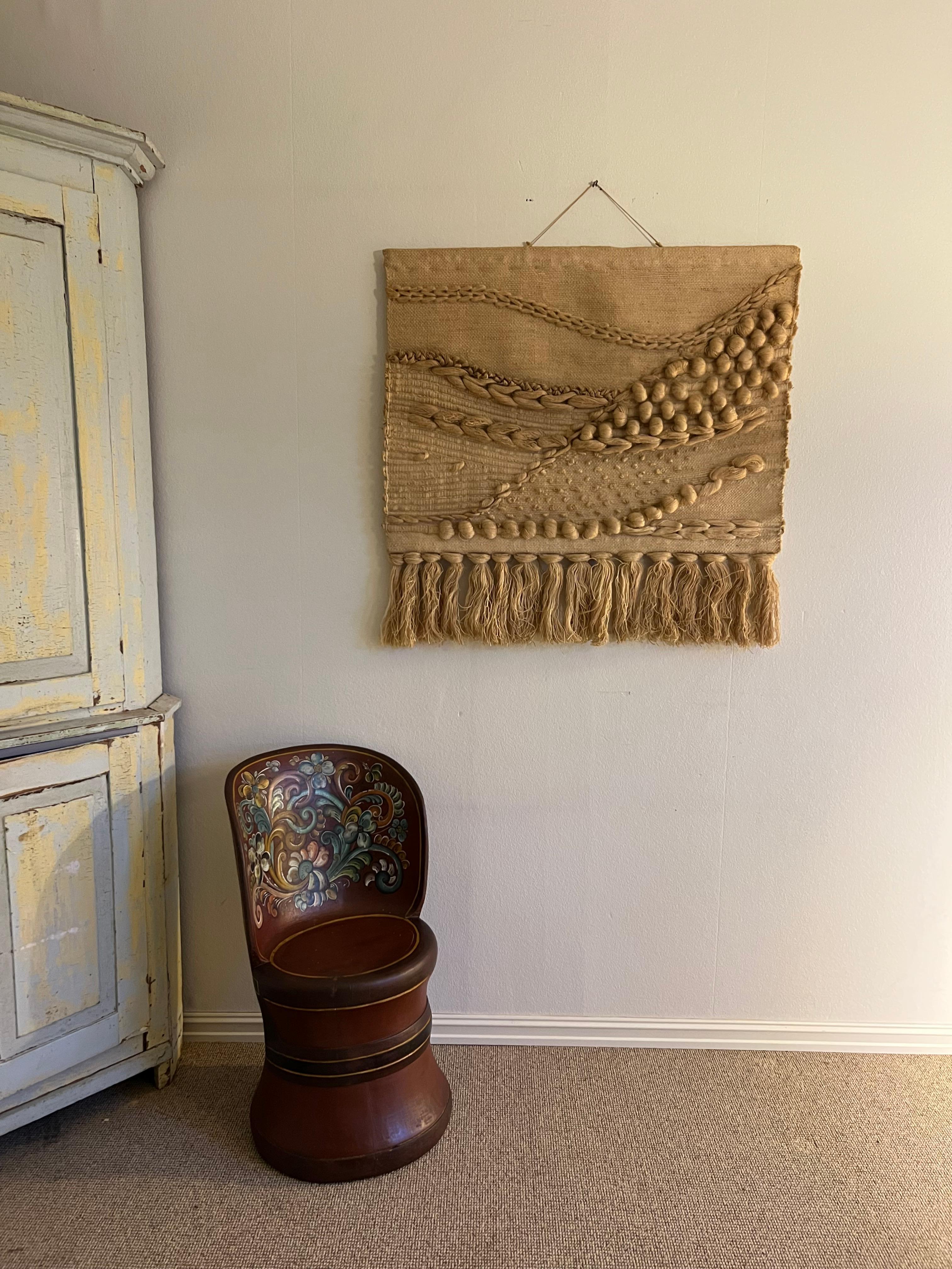 Antique / Vintage Norwegian Kubbestol with Telemark Rosemaling, c. 1920-40s.

Pièce sculpturale du patrimoine norvégien, cette chaise vintage Kubbestol (chaise à souche) est sculptée à la main dans une seule pièce de bouleau ou de hêtre massif.