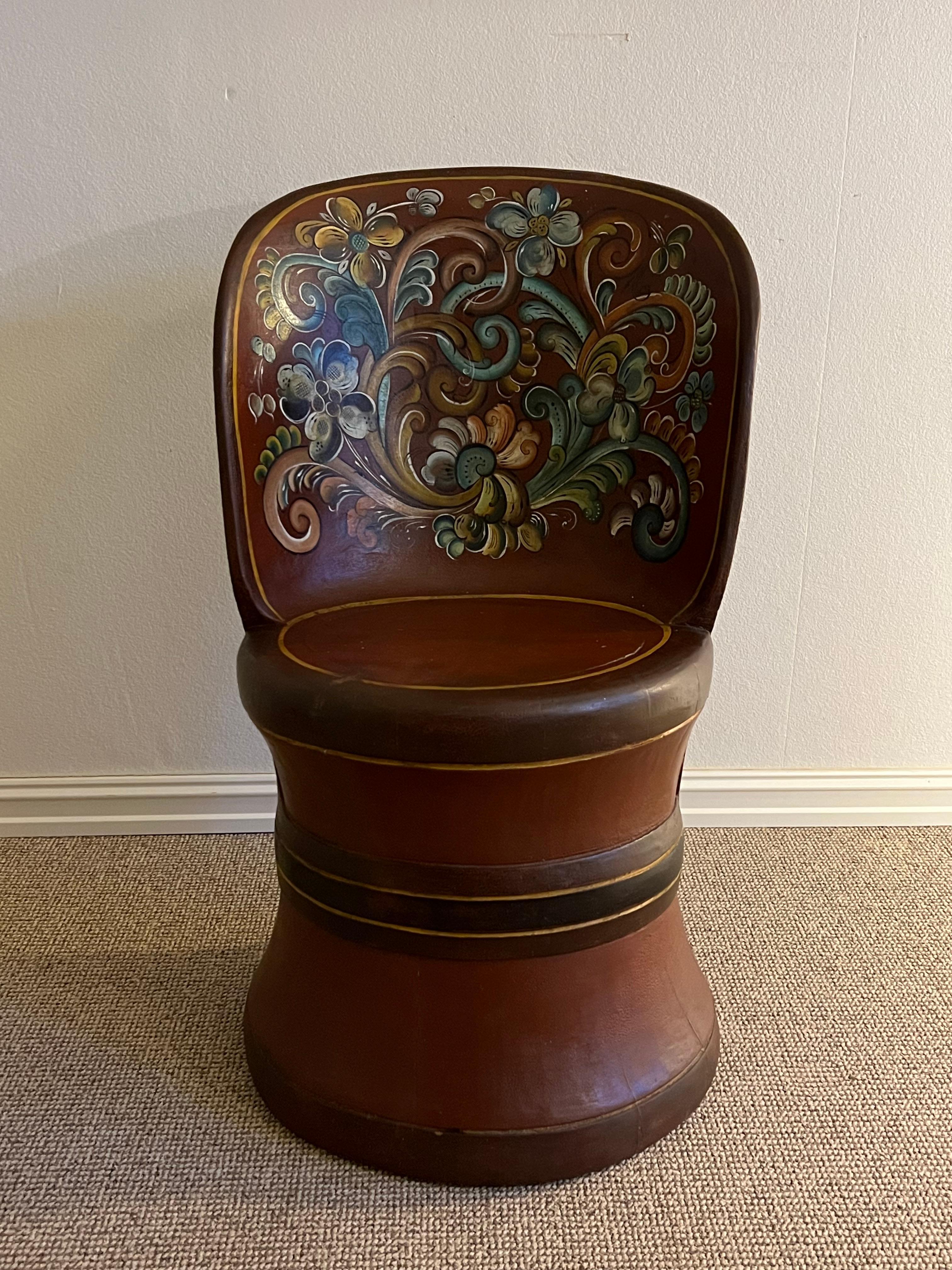 Bouleau Rare Kubbestol norvégien, Primitive Telemark Rosemaling, Norvège en vente