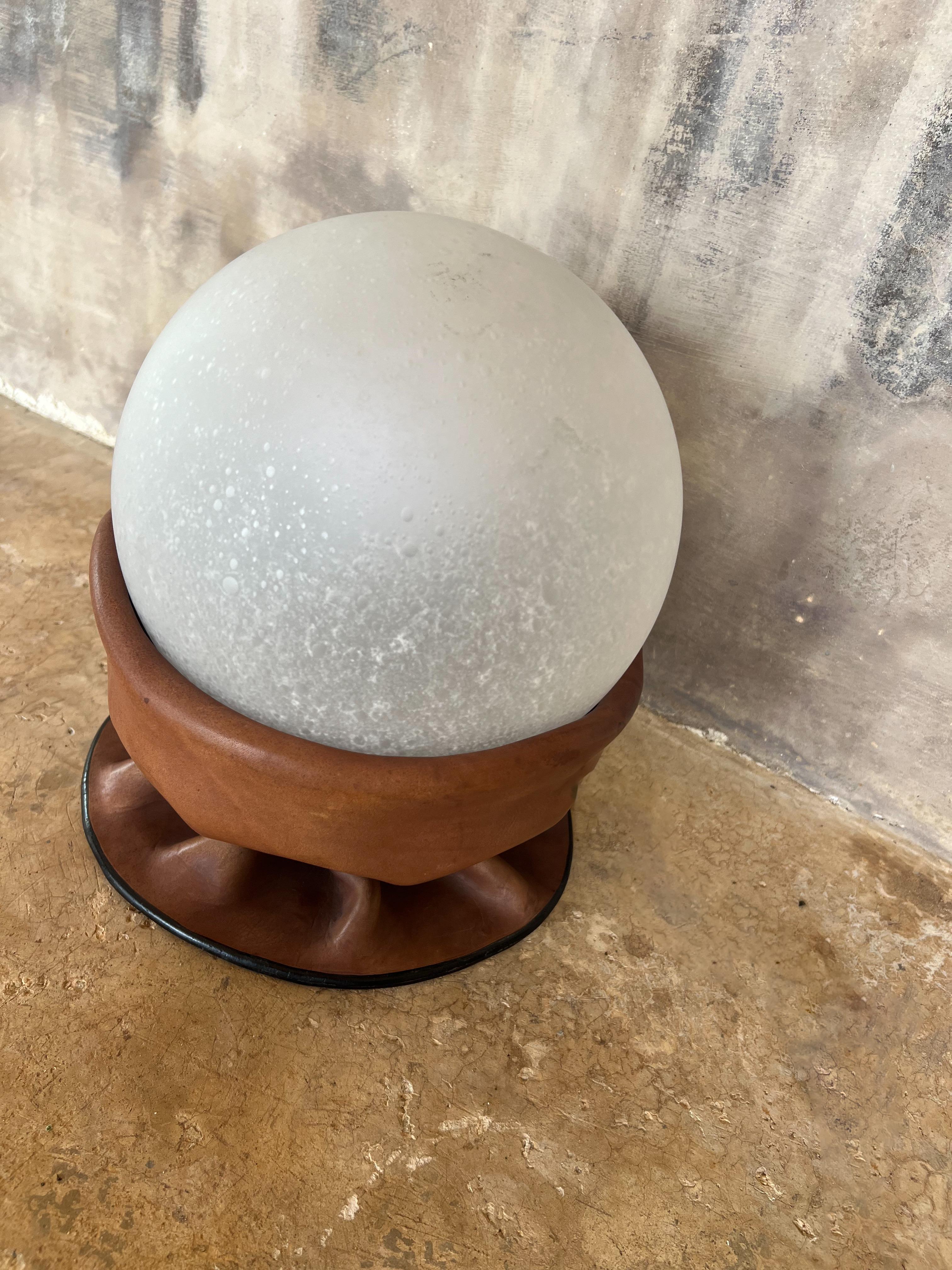 Rara lámpara de sobremesa Nova Tecno en cuero y cristal esmerilado, Italia, años 70 en Bueno estado para la venta en HAARLEM, NL