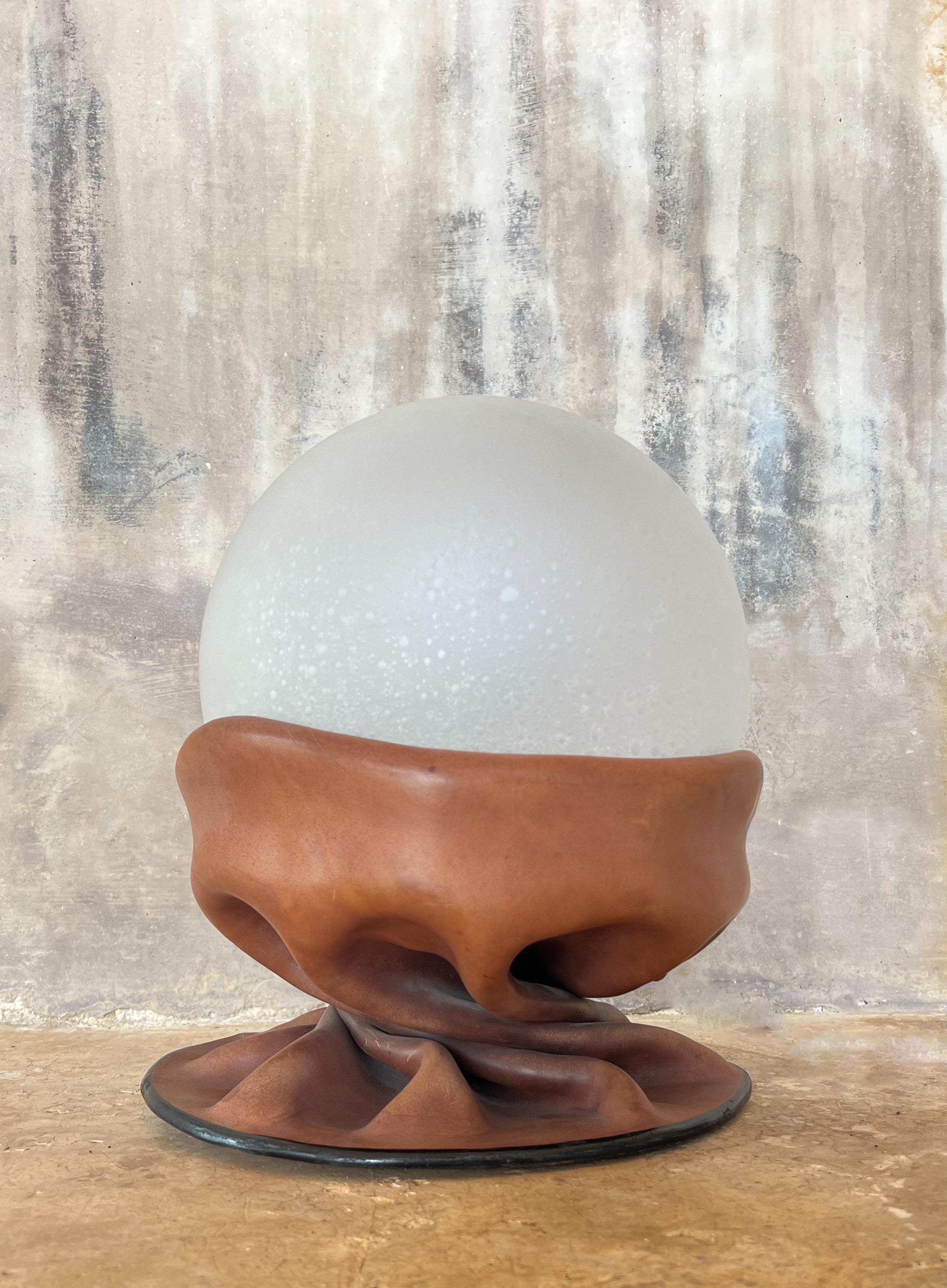 Rara lámpara de sobremesa Nova Tecno en cuero y cristal esmerilado, Italia, años 70 finales del siglo XX en venta