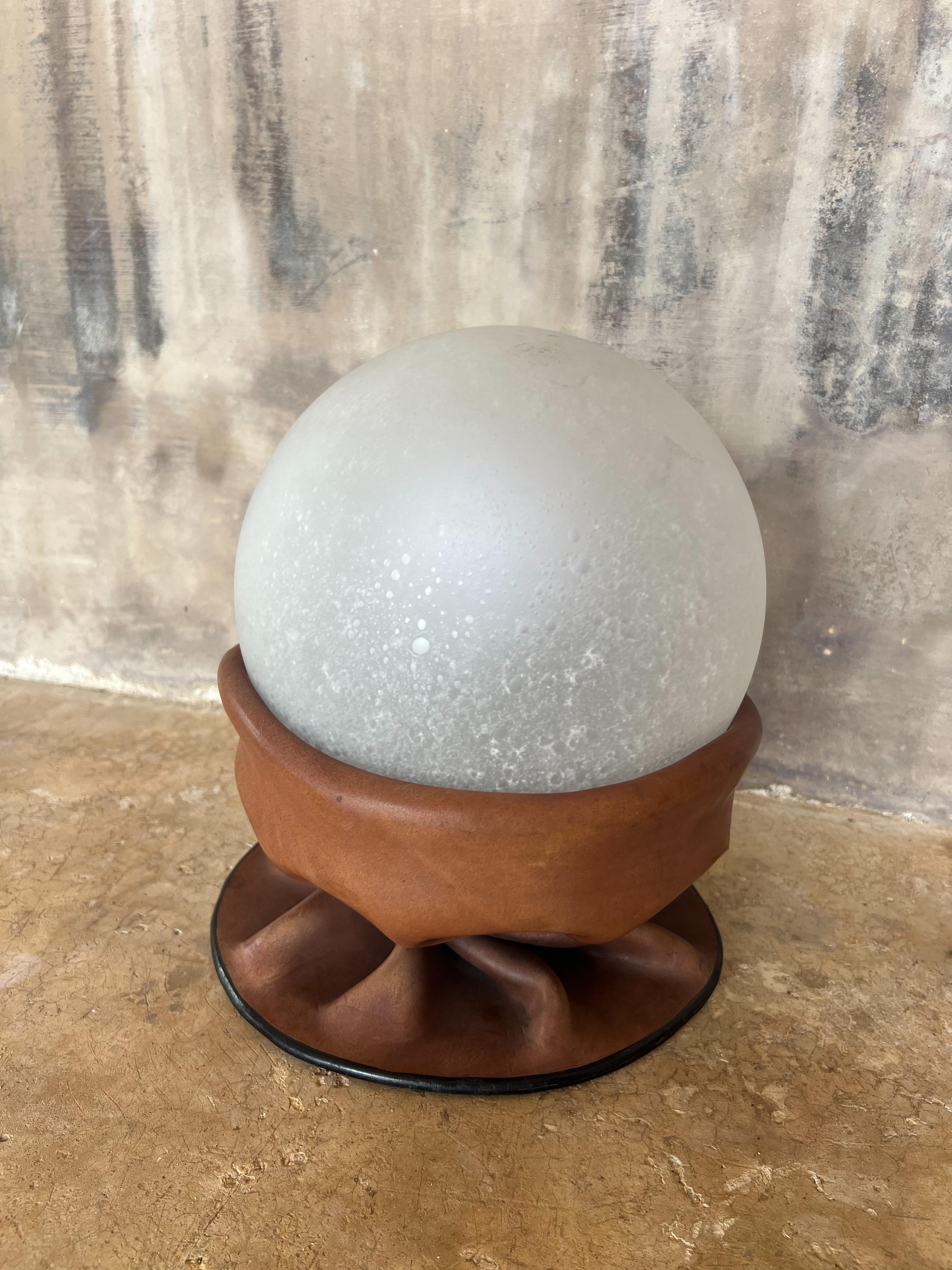 Rara lámpara de sobremesa Nova Tecno en cuero y cristal esmerilado, Italia, años 70 Cuero en venta