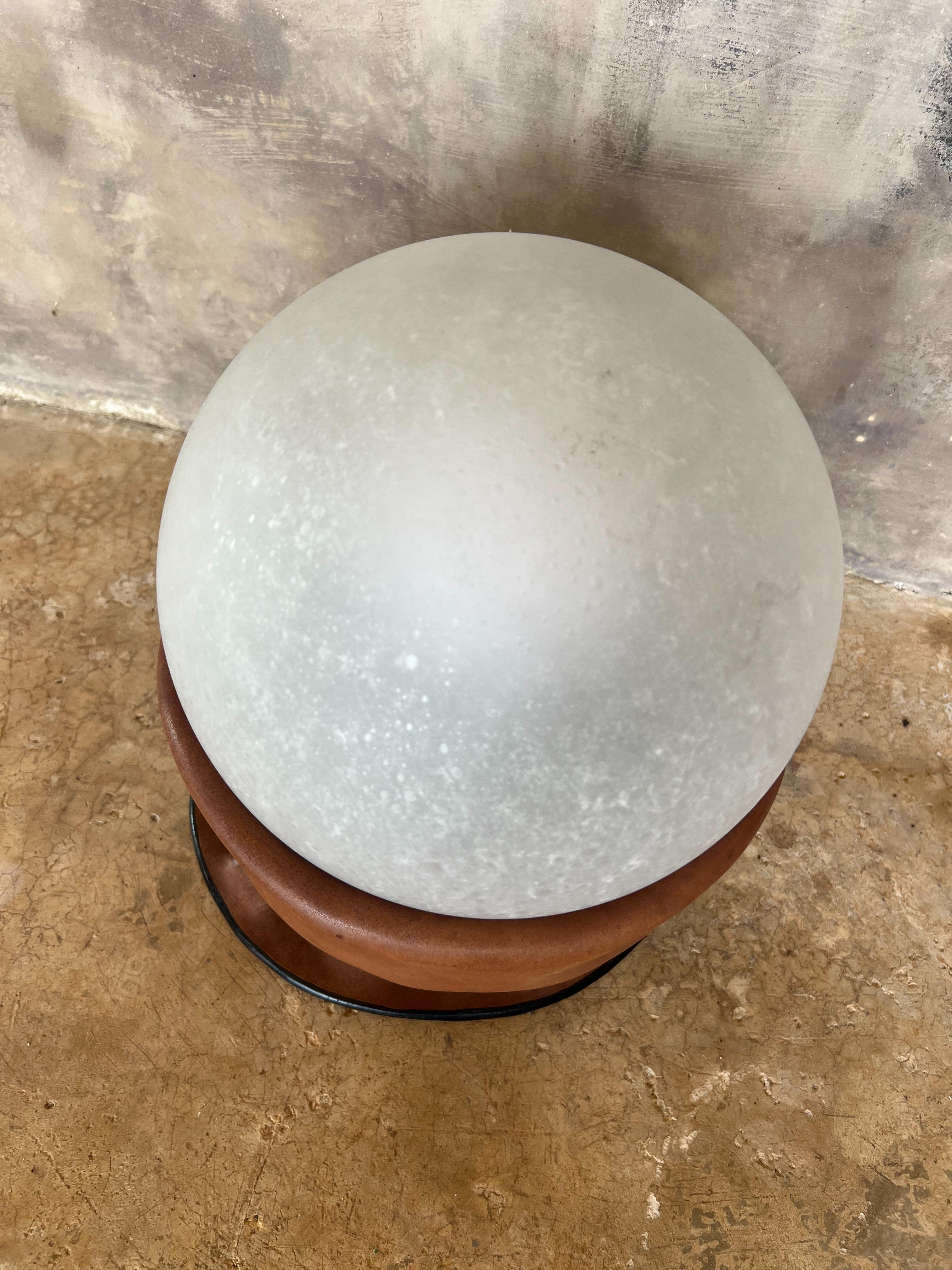 Rara lámpara de sobremesa Nova Tecno en cuero y cristal esmerilado, Italia, años 70 en venta 1