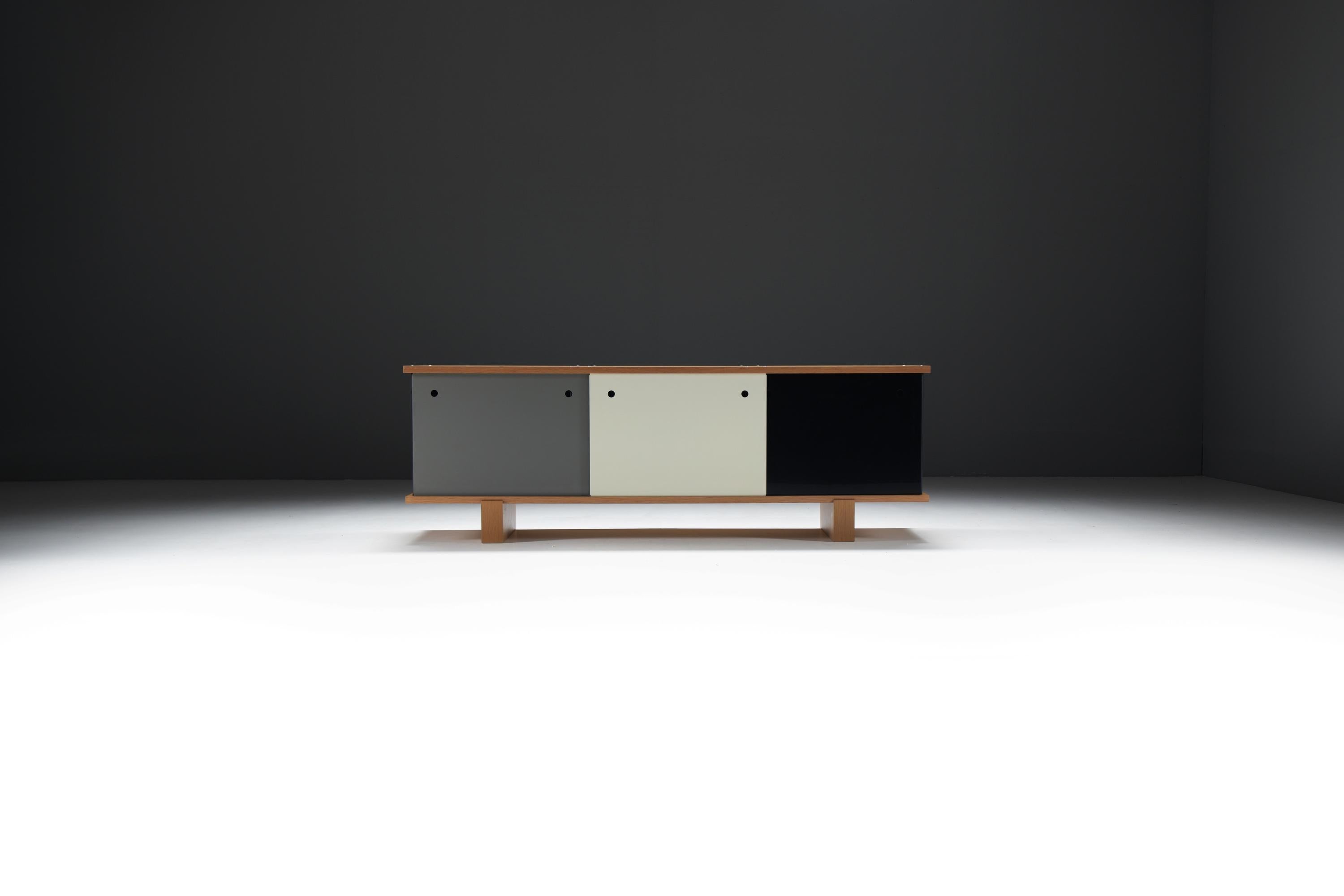 Credenza Nuage (modello 526), Charlotte Perriand, Cassina (iMaestri), riedizione del design degli anni '50 del 2012
Piano e zoccolo in Oak; carcassa in lamiera laccata con lati forati; ante scorrevoli in melamina su masonite.

Disegnato dalla grande