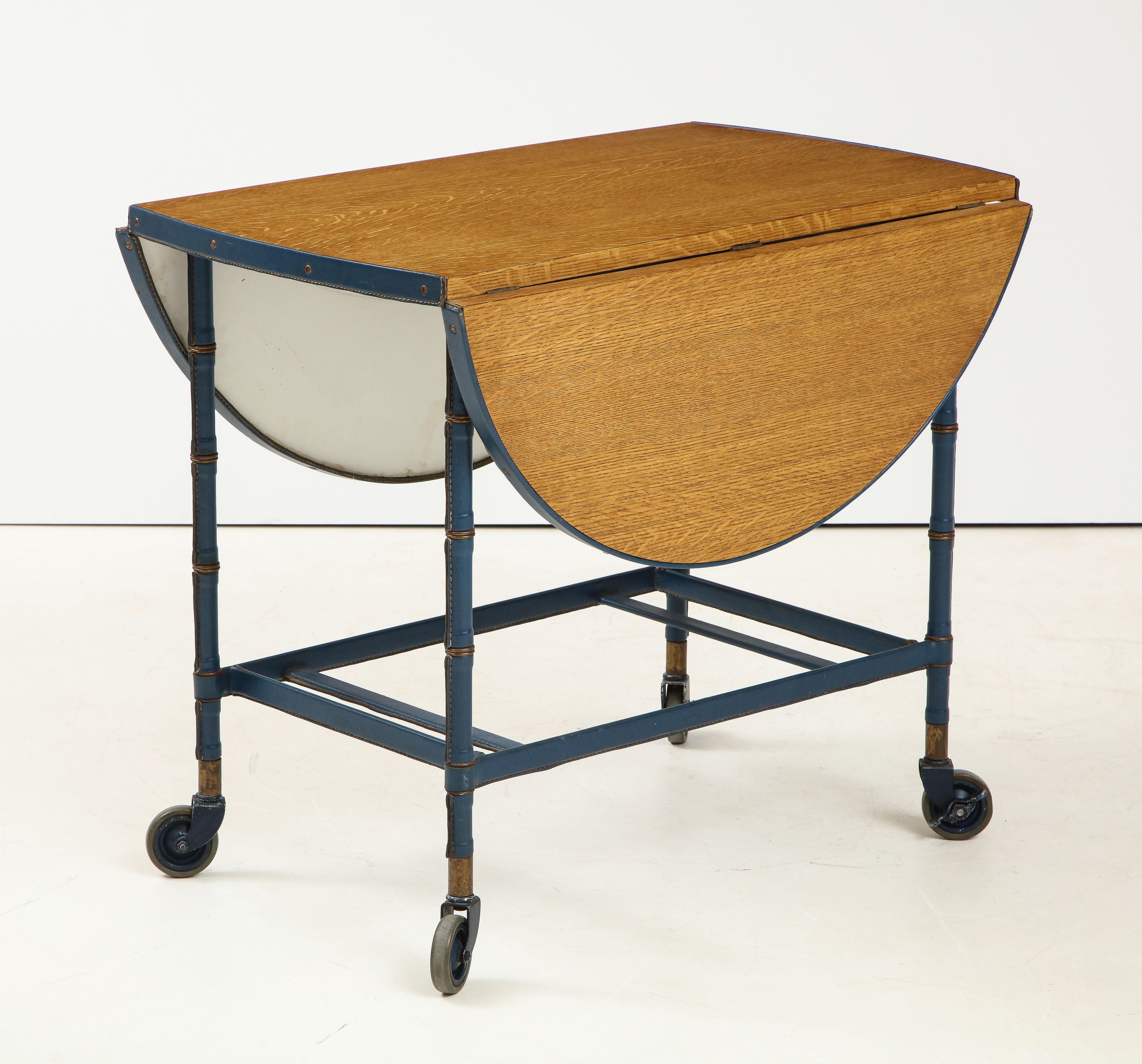 Mid-Century Modern Rare table / chariot de bar en chêne et cuir bleu surpiqué par Jacques Adnet en vente