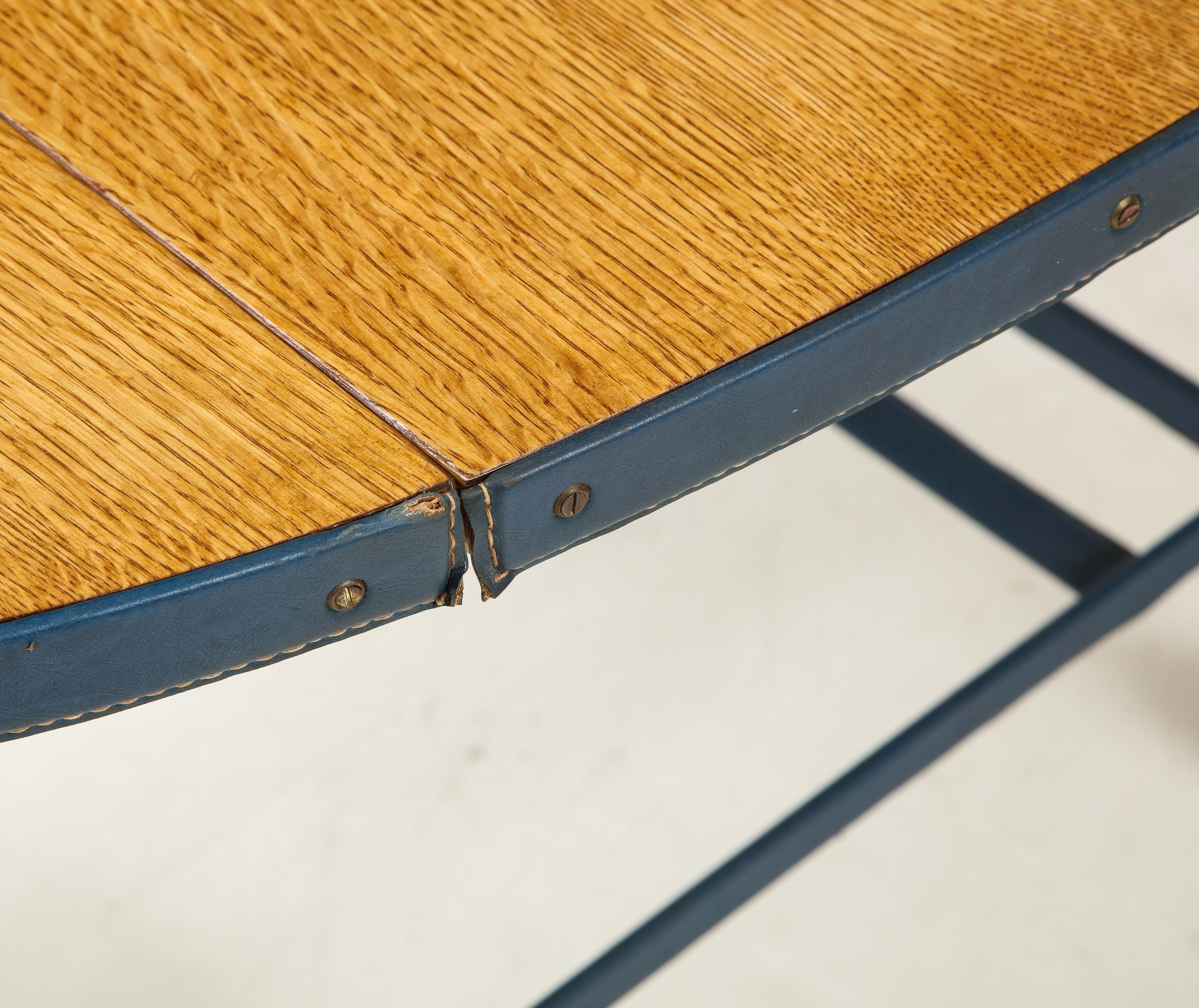 Seltener Tisch / Barwagen aus Eichenholz und blauem Leder von Jacques Adnet im Angebot 1