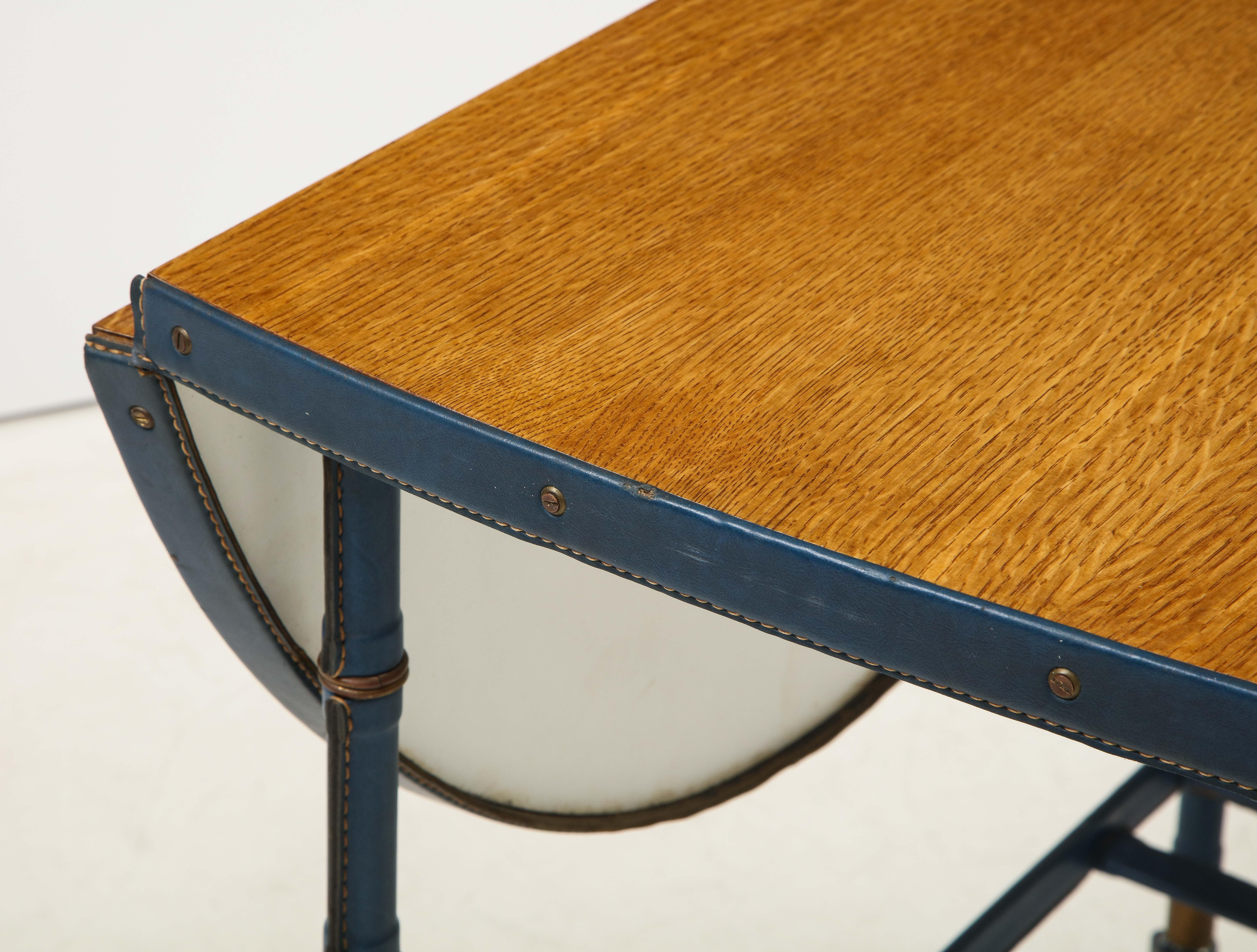 Rare table / chariot de bar en chêne et cuir bleu surpiqué par Jacques Adnet en vente 2