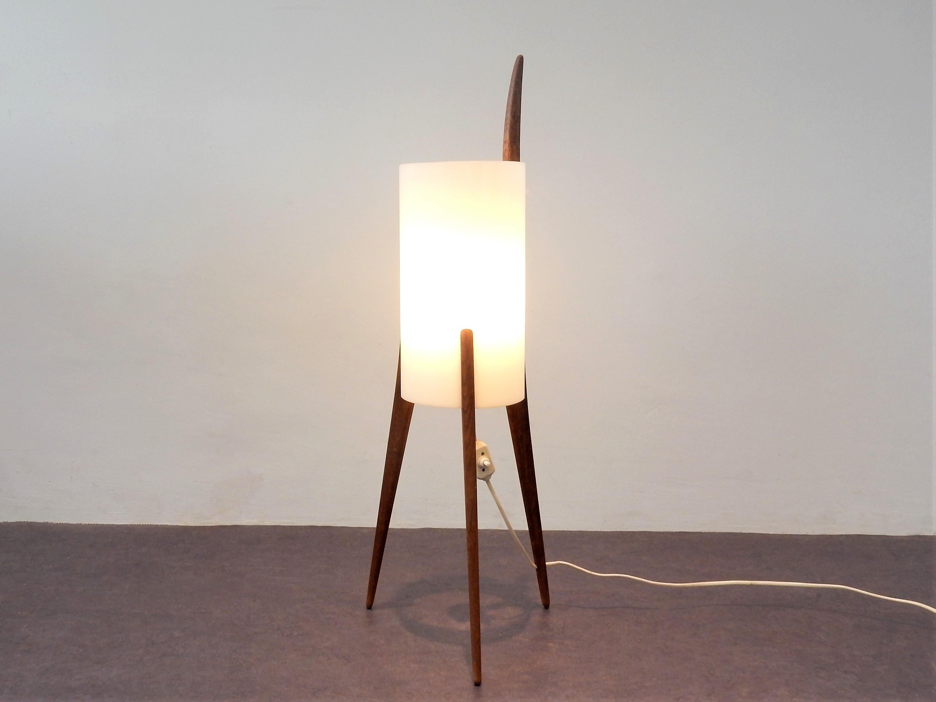Ce fabuleux et rare lampadaire a été conçu par Uno & Östen Kristiansson pour Luxus dans les années 1950 ou 1960. Il est composé d'un trépied en chêne traité à l'huile et d'un abat-jour en forme de tube en plexiglas, qui donne une belle lumière