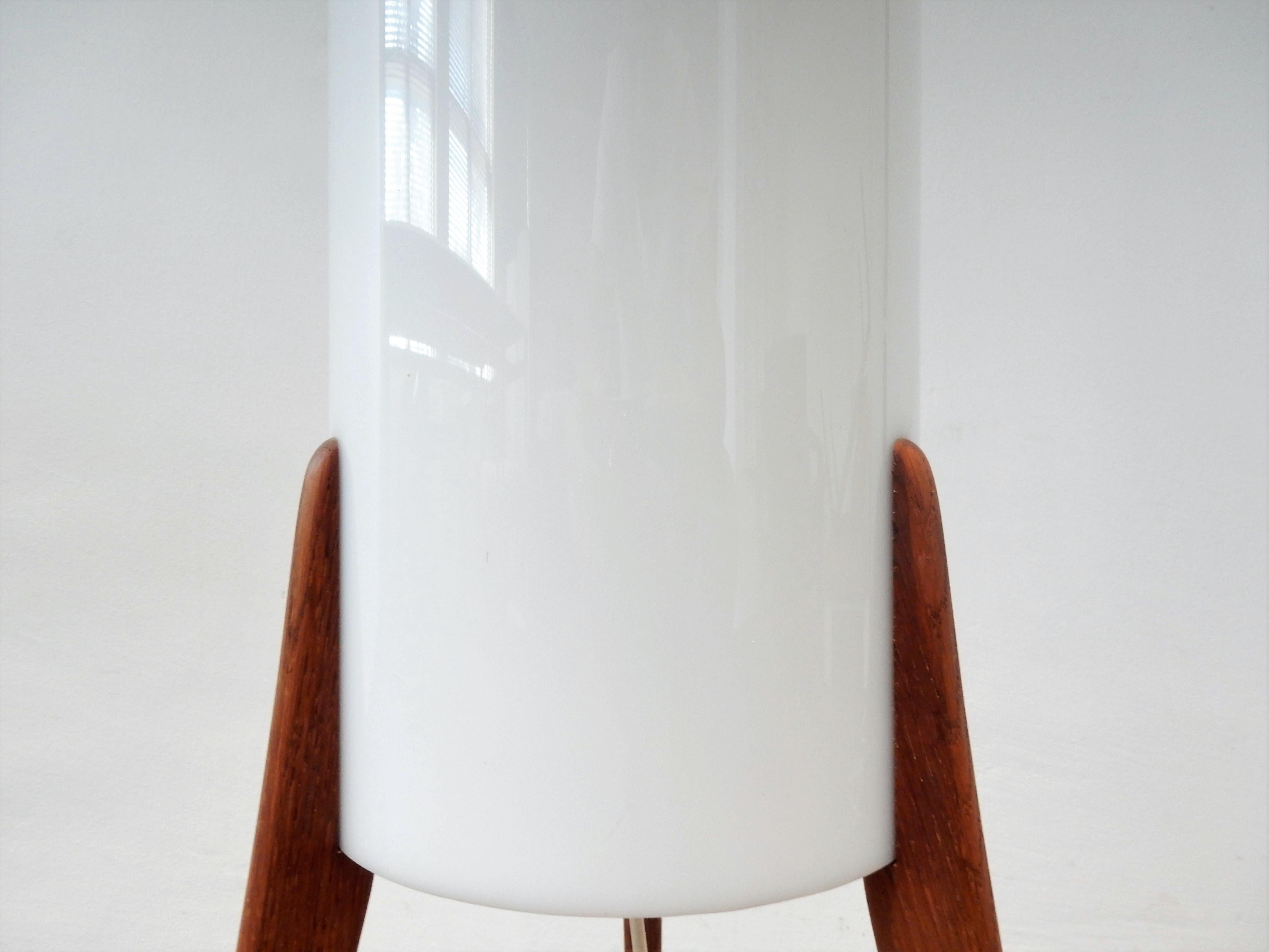 Rare lampadaire tripode en chêne et plexiglas d'Uno & sten Kristiansson pour Luxus Bon état - En vente à Steenwijk, NL
