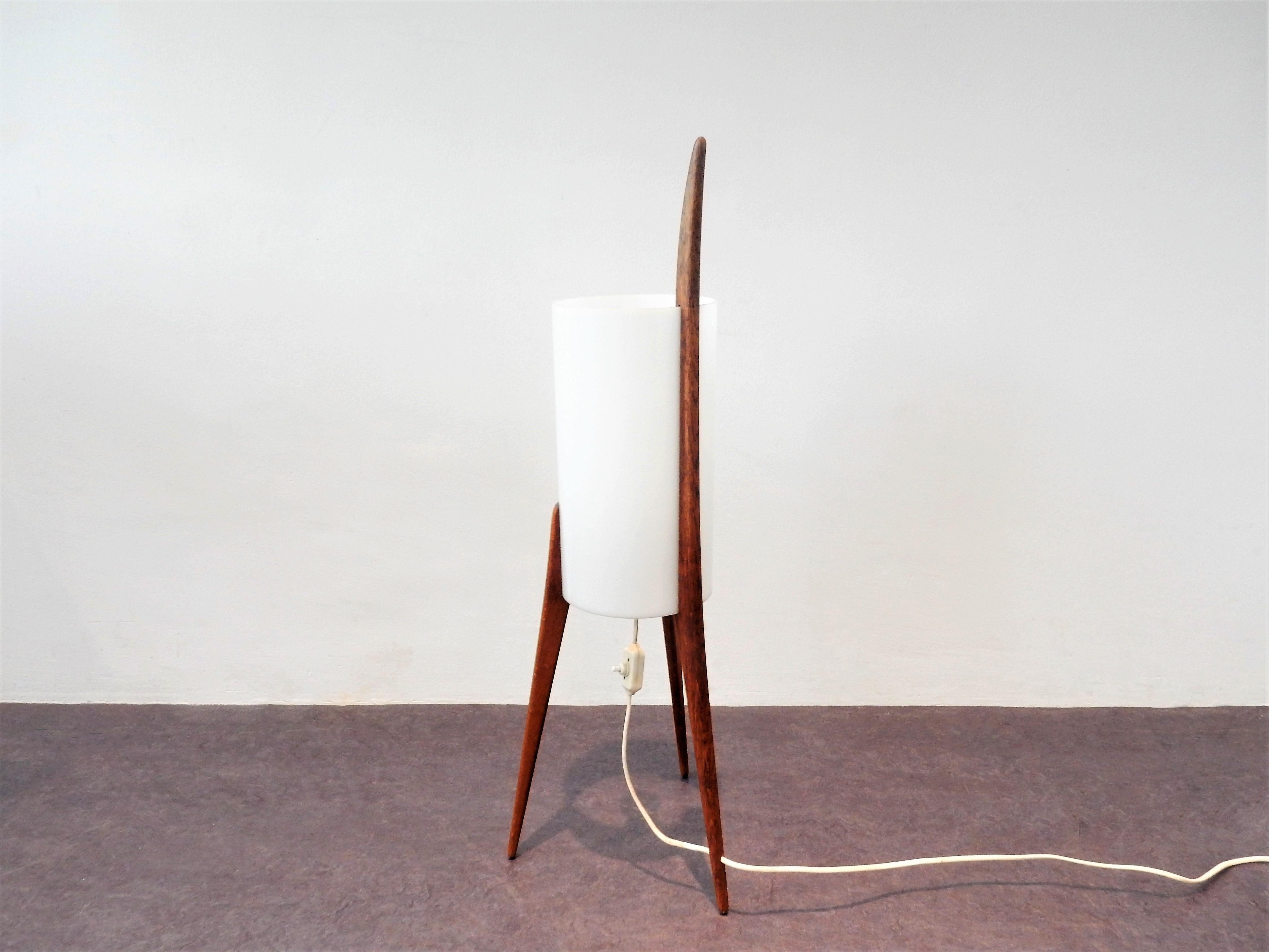 Plexiglas Rare lampadaire tripode en chêne et plexiglas d'Uno & sten Kristiansson pour Luxus en vente